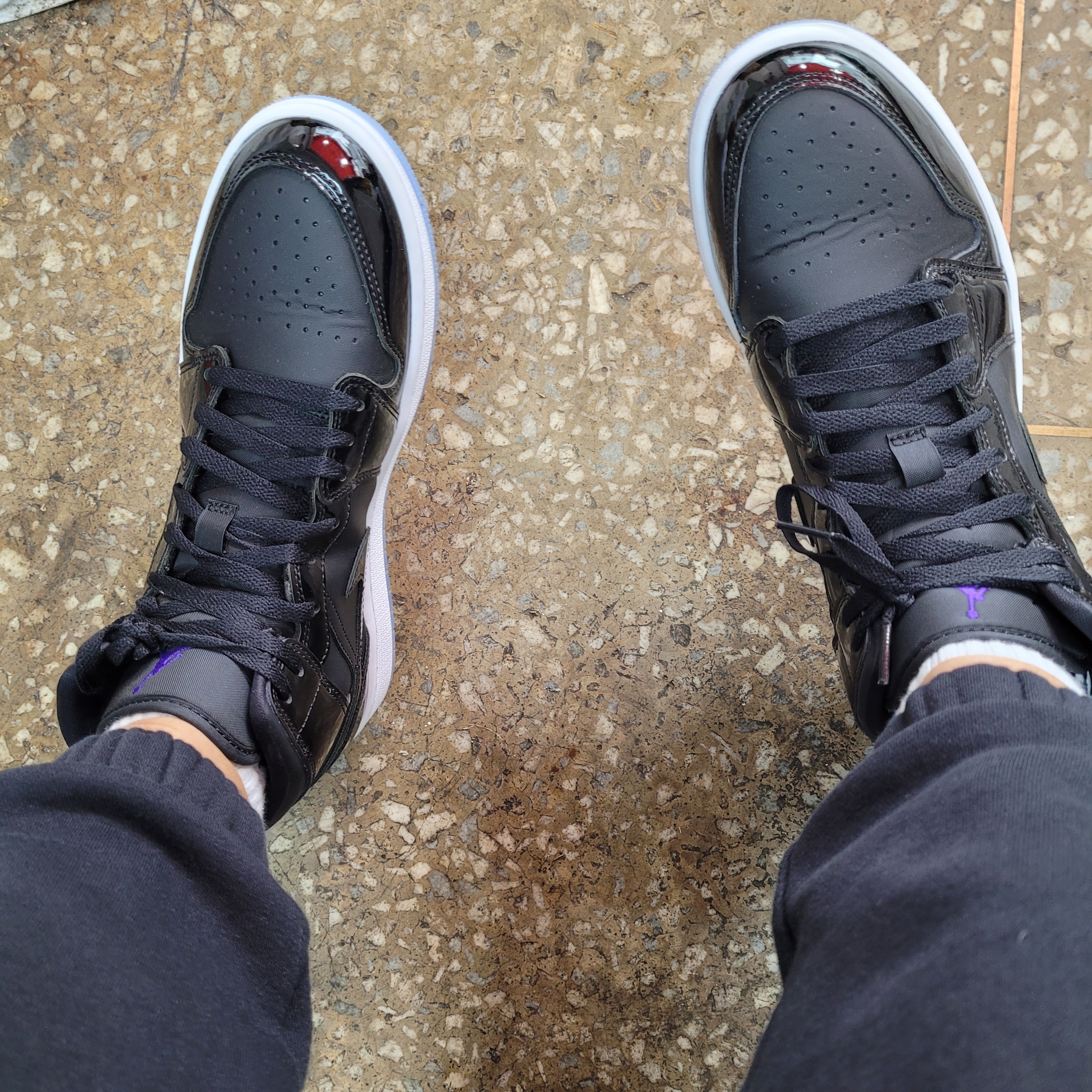 Jordan 1 Mid SE Black Dark Concord 착용 스타일 - 3