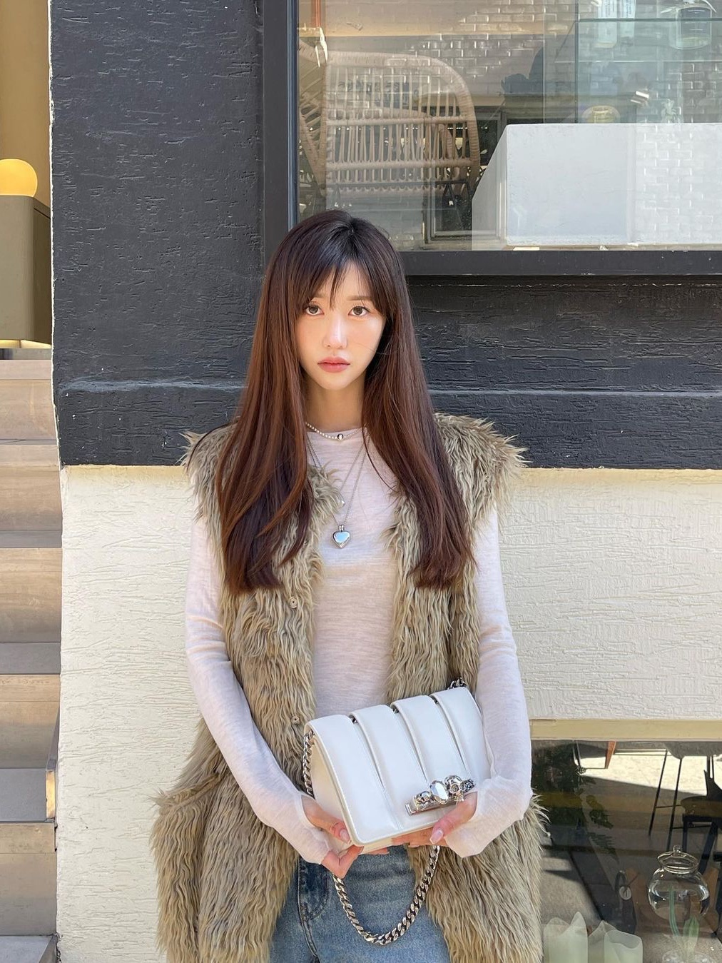 Alexander McQueen Slash Bag Ivory 착용 스타일