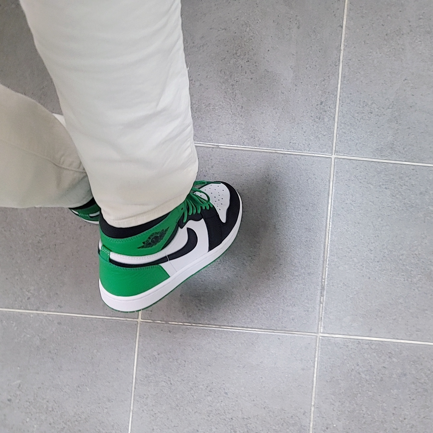 Jordan 1 Retro High OG Black and Lucky Green, (GS) Jordan 1 Retro High OG Black and Lucky Green 착용 스타일 - 1