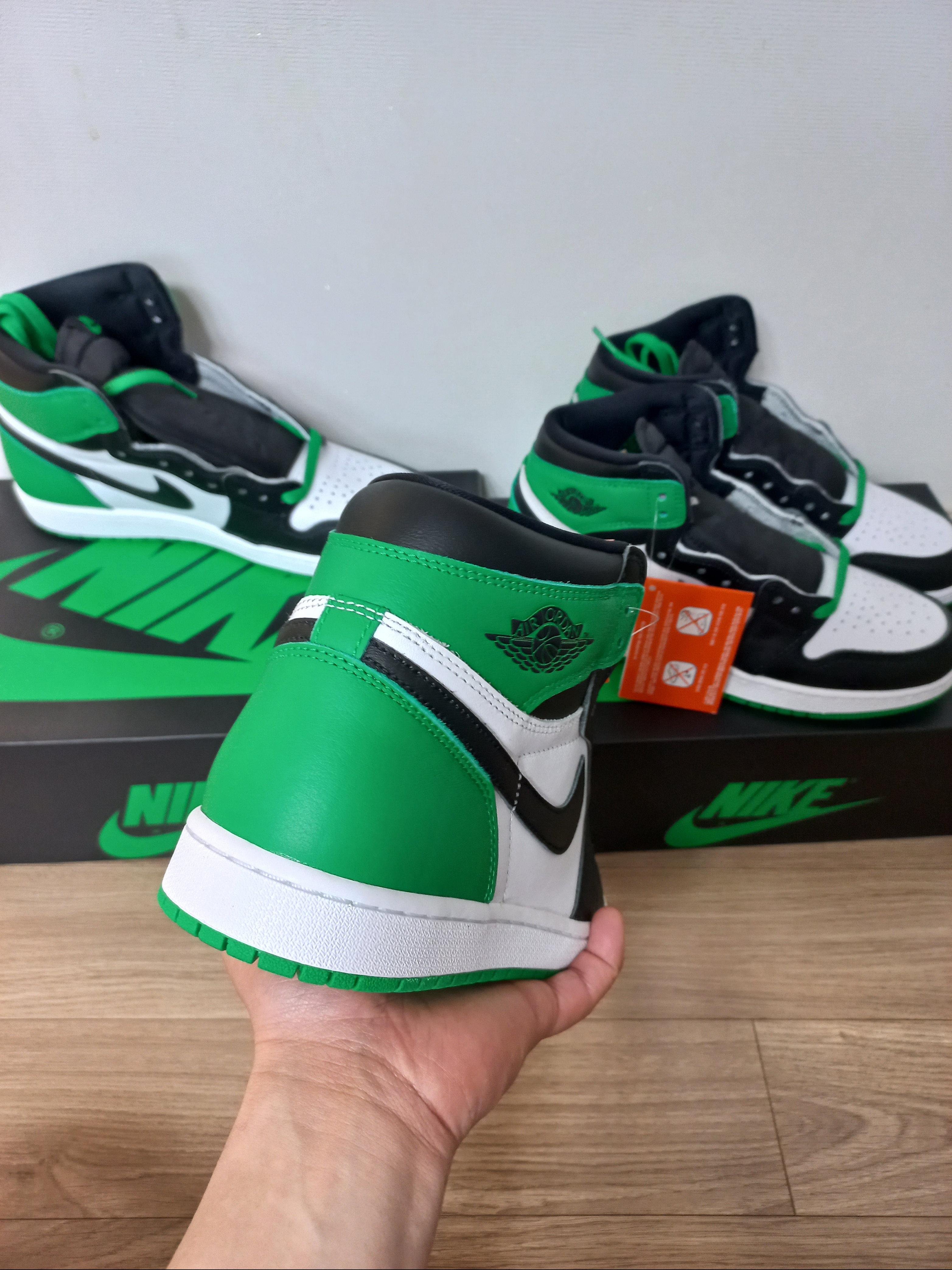 Jordan 1 Retro High OG Black and Lucky Green, (GS) Jordan 1 Retro High OG Black and Lucky Green 착용 스타일 - 2