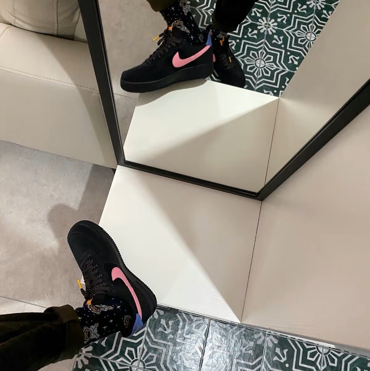 Nike Air Force 1 '07 LV8 2 Black Magic Flamingo 착용 스타일