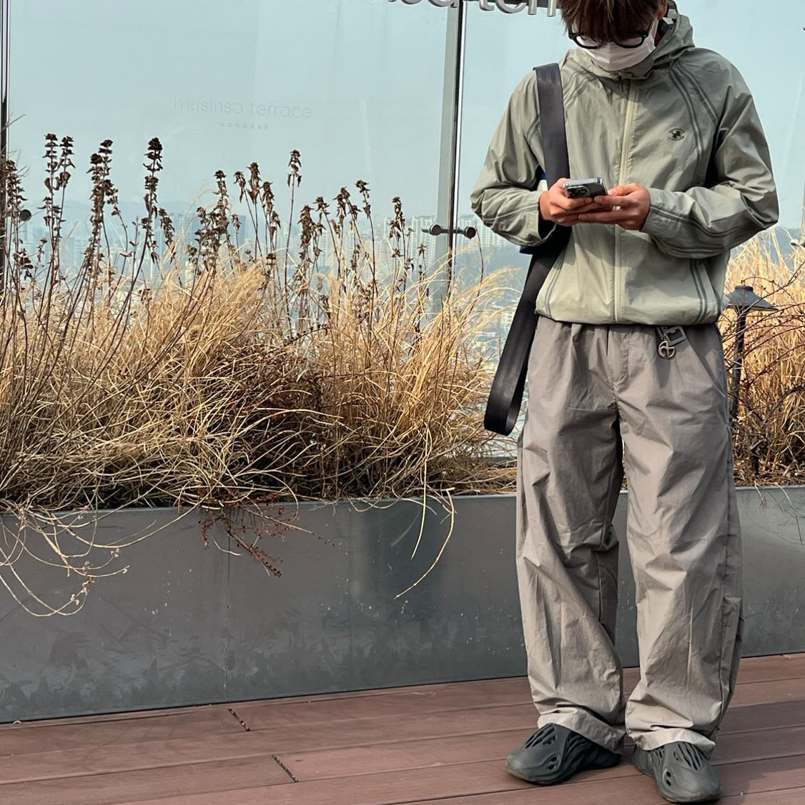 Adidas Yeezy Foam RNNR Onyx, Sansan Gear Seam Sealing Jacket Jade - 22FW 착용 스타일