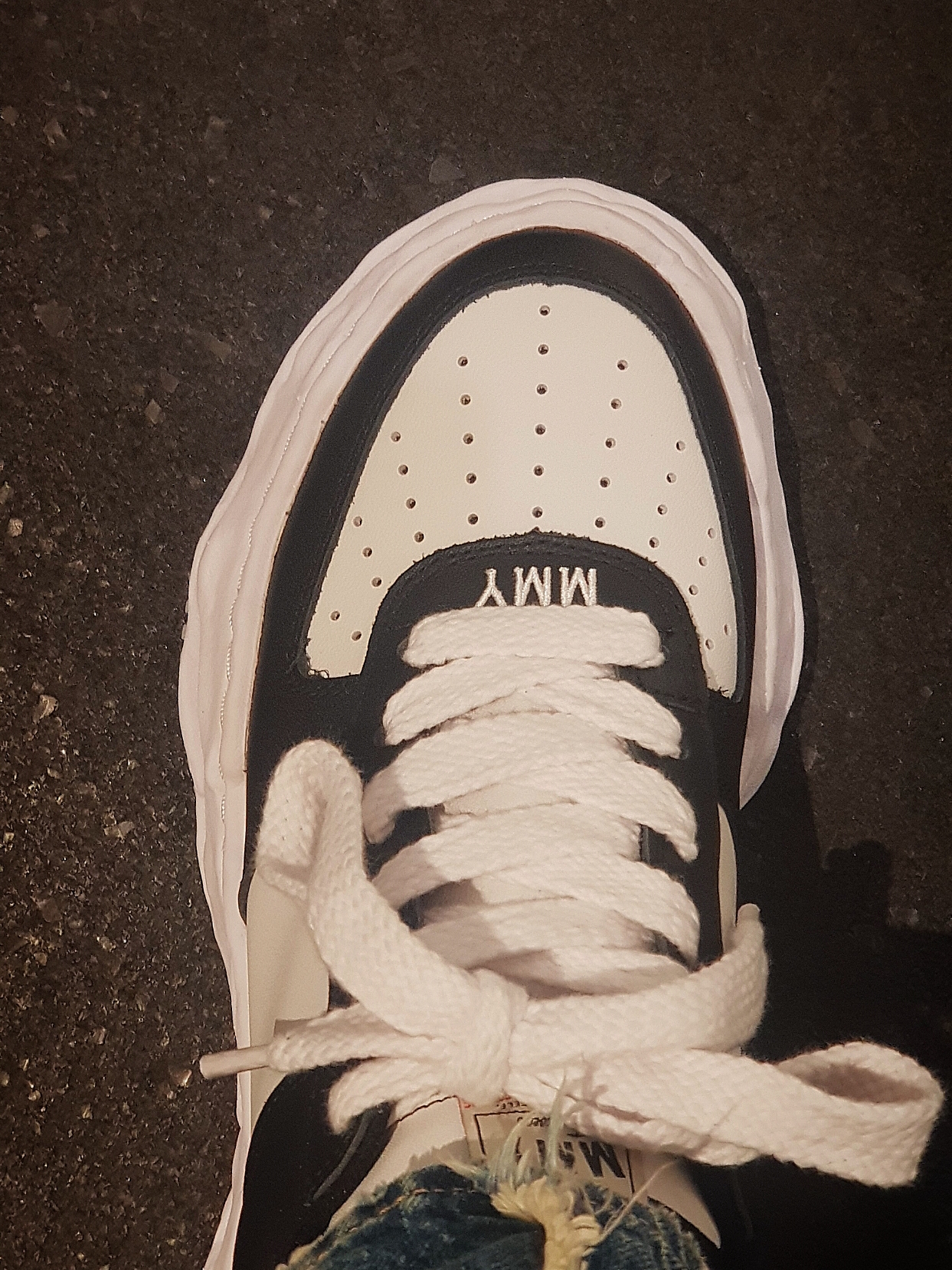 Maison Mihara Yasuhiro Wayne OG Sole Leather Low-top Sneakers Black White 착용 스타일
