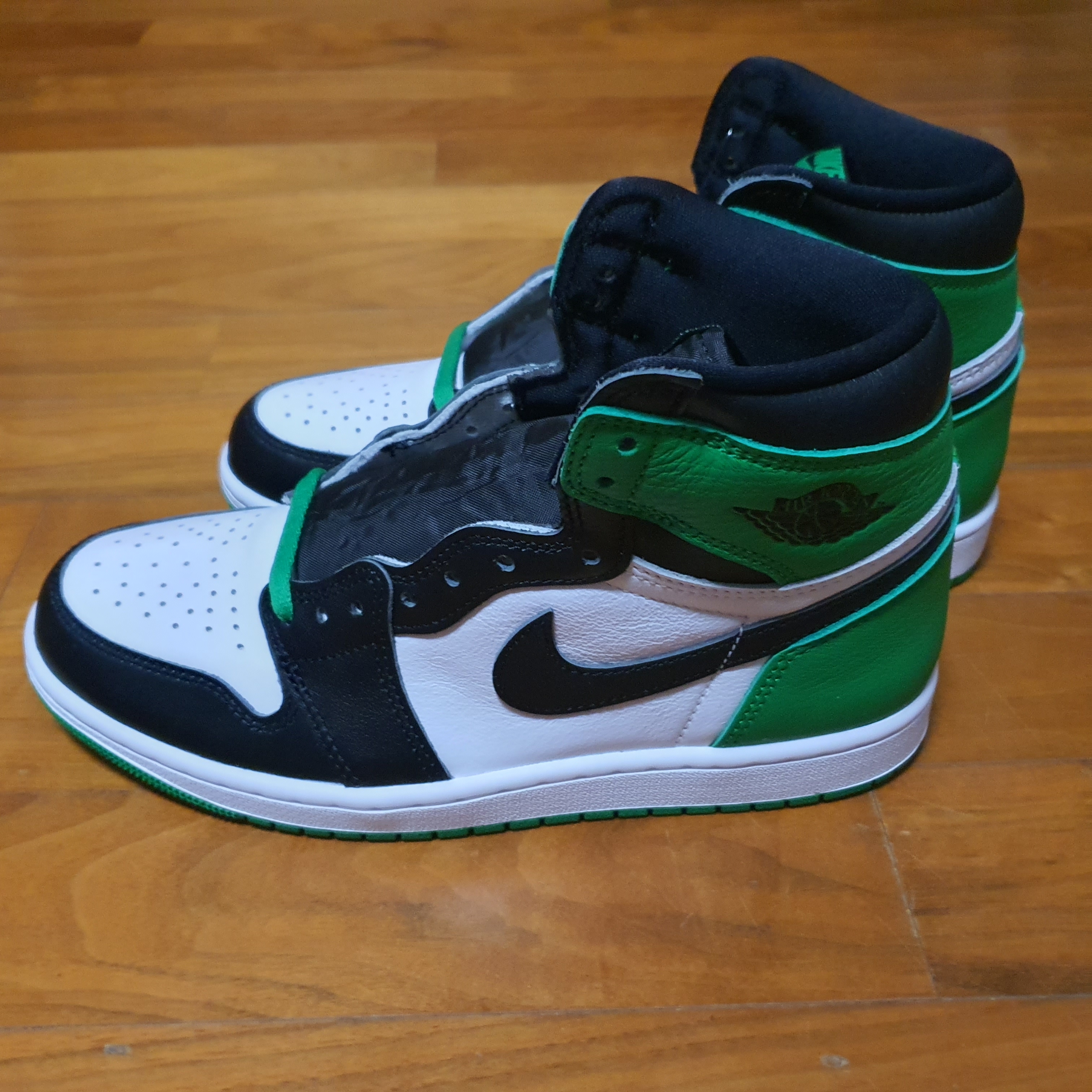 Jordan 1 Retro High OG Black and Lucky Green 착용 스타일