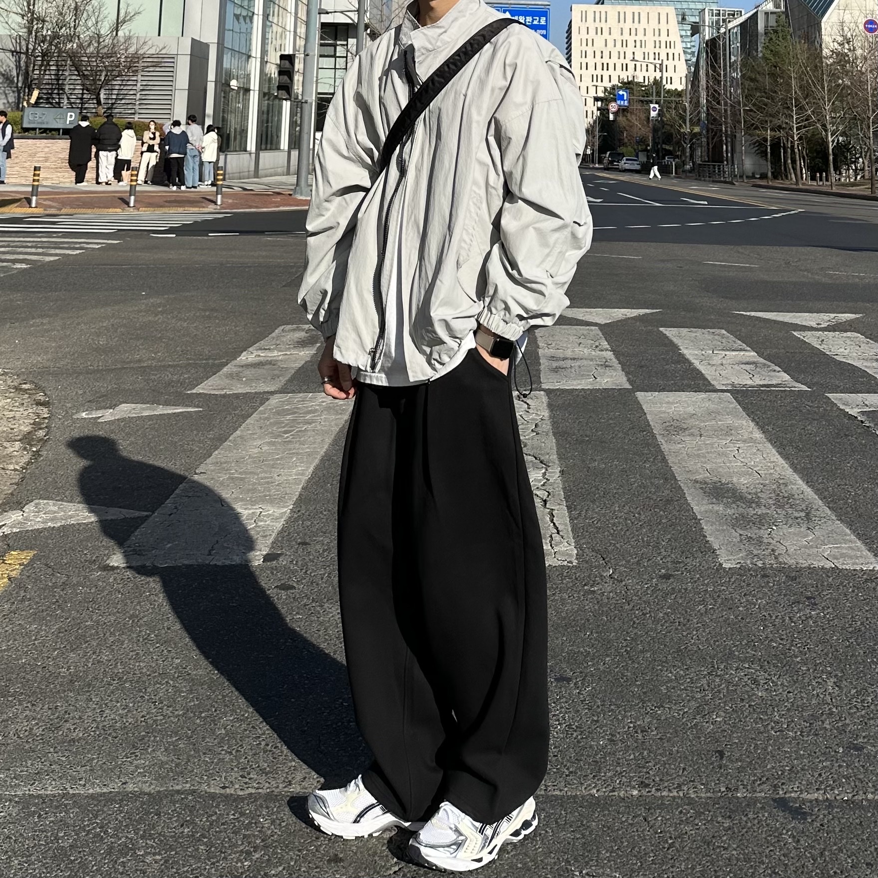 (W) Asics Gel-Kayano 14 White Midnight, Porter Tanker Shoulder Bag S Black 착용 스타일 - 1