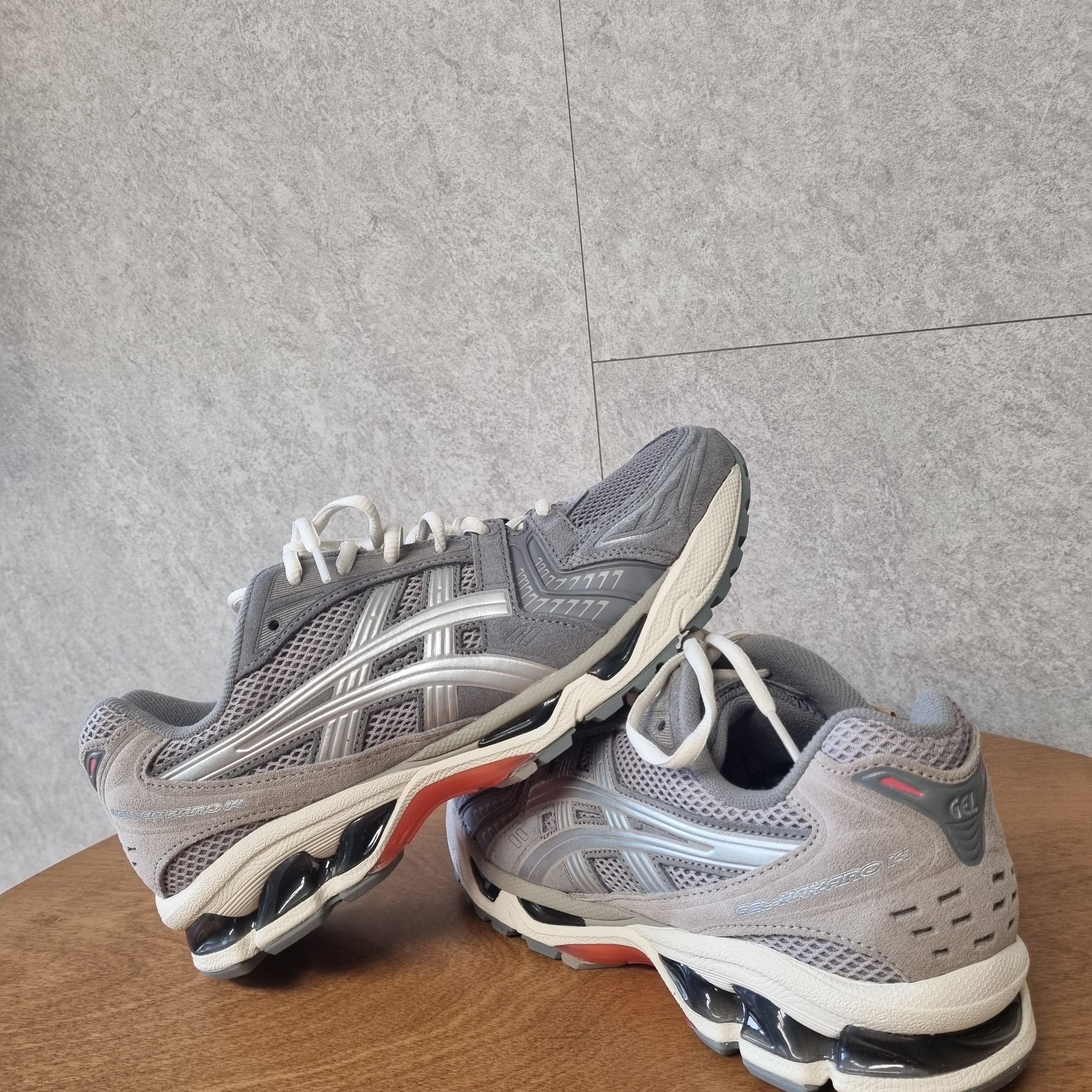 Asics Gel-Kayano 14 Clay Grey Pure Silver 착용 스타일 - 2