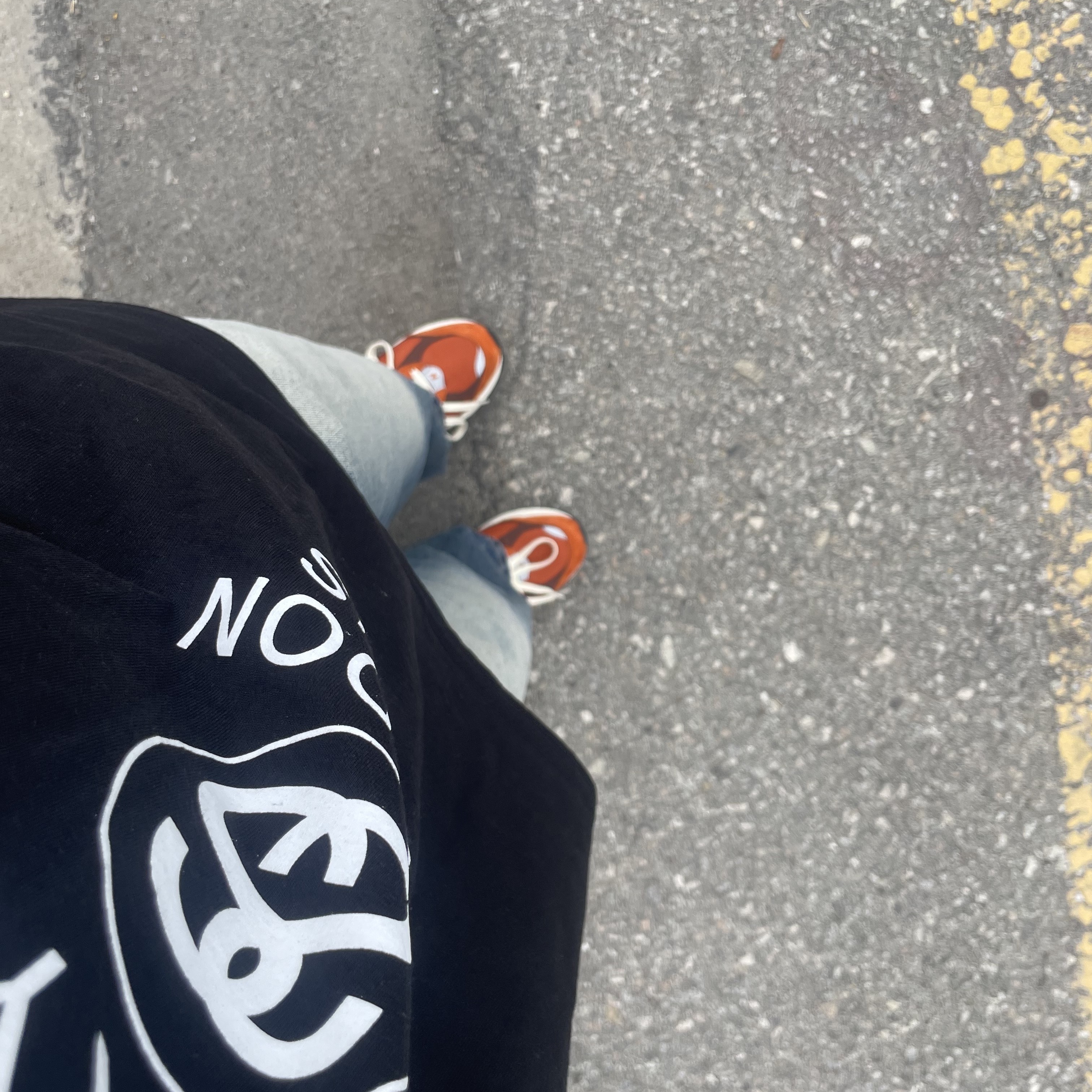 New Balance 2002R Rust Oxide, Stussy World Tour T-Shirt Black 착용 스타일