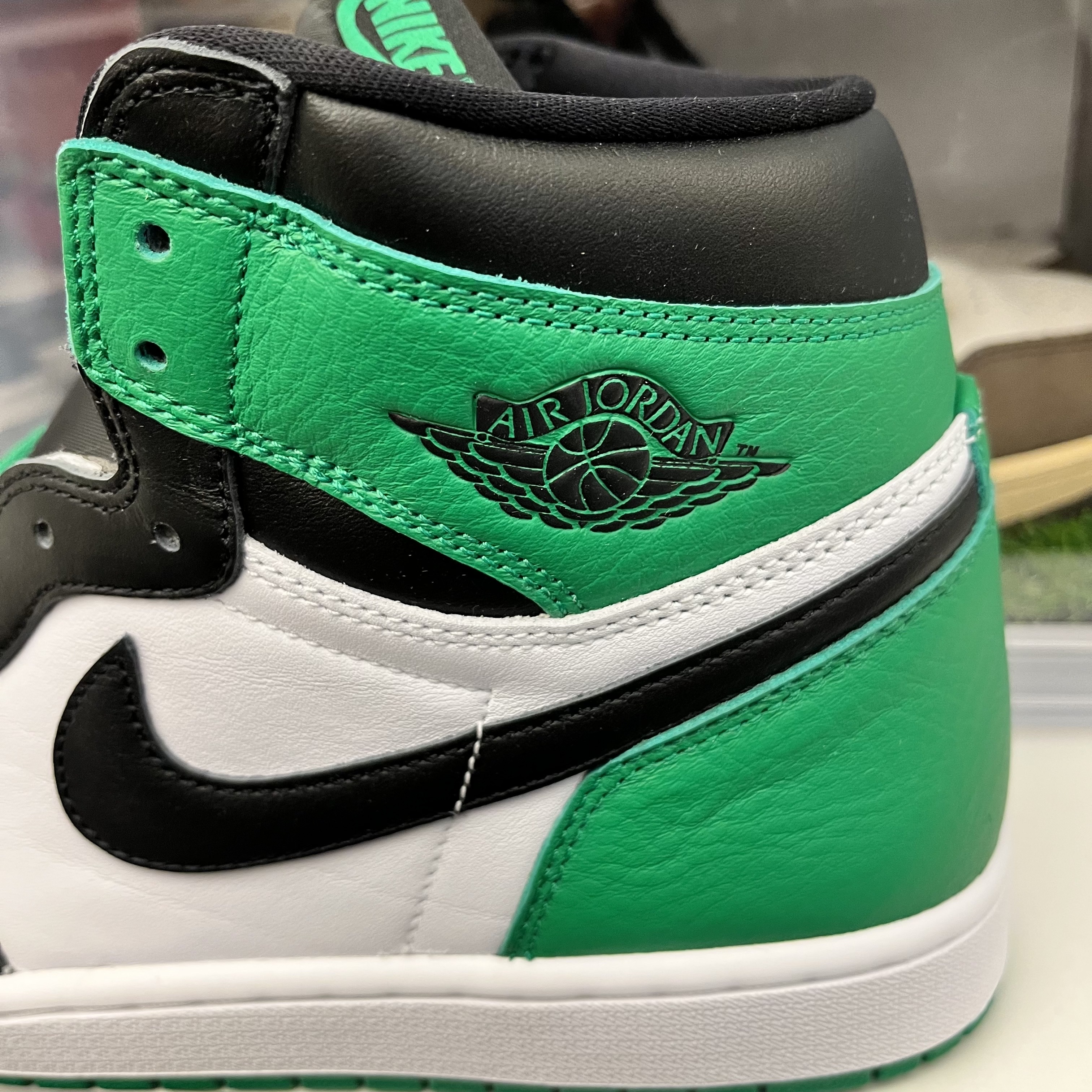 Jordan 1 Retro High OG Black and Lucky Green 착용 스타일 - 1