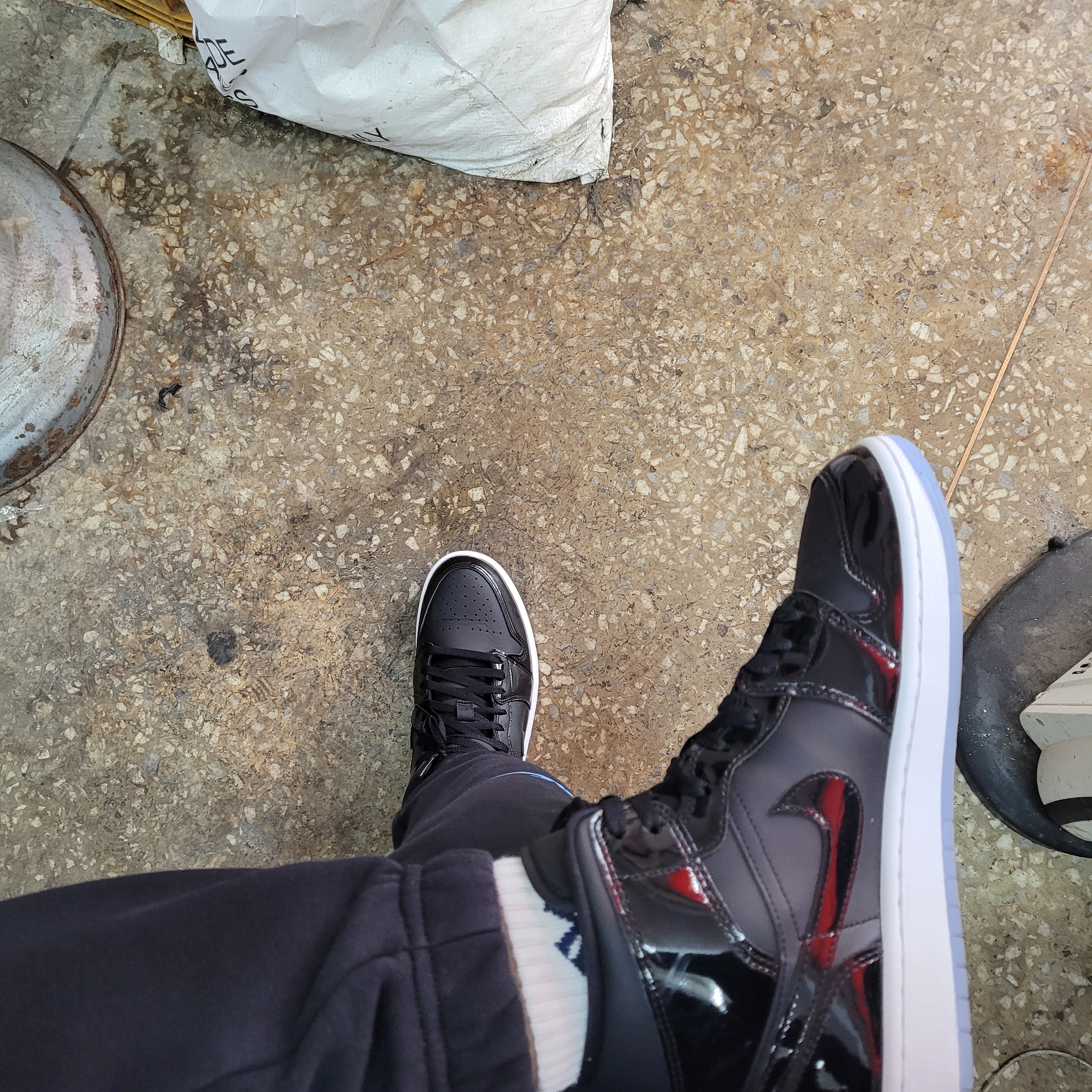 Jordan 1 Mid SE Black Dark Concord 착용 스타일 - 4