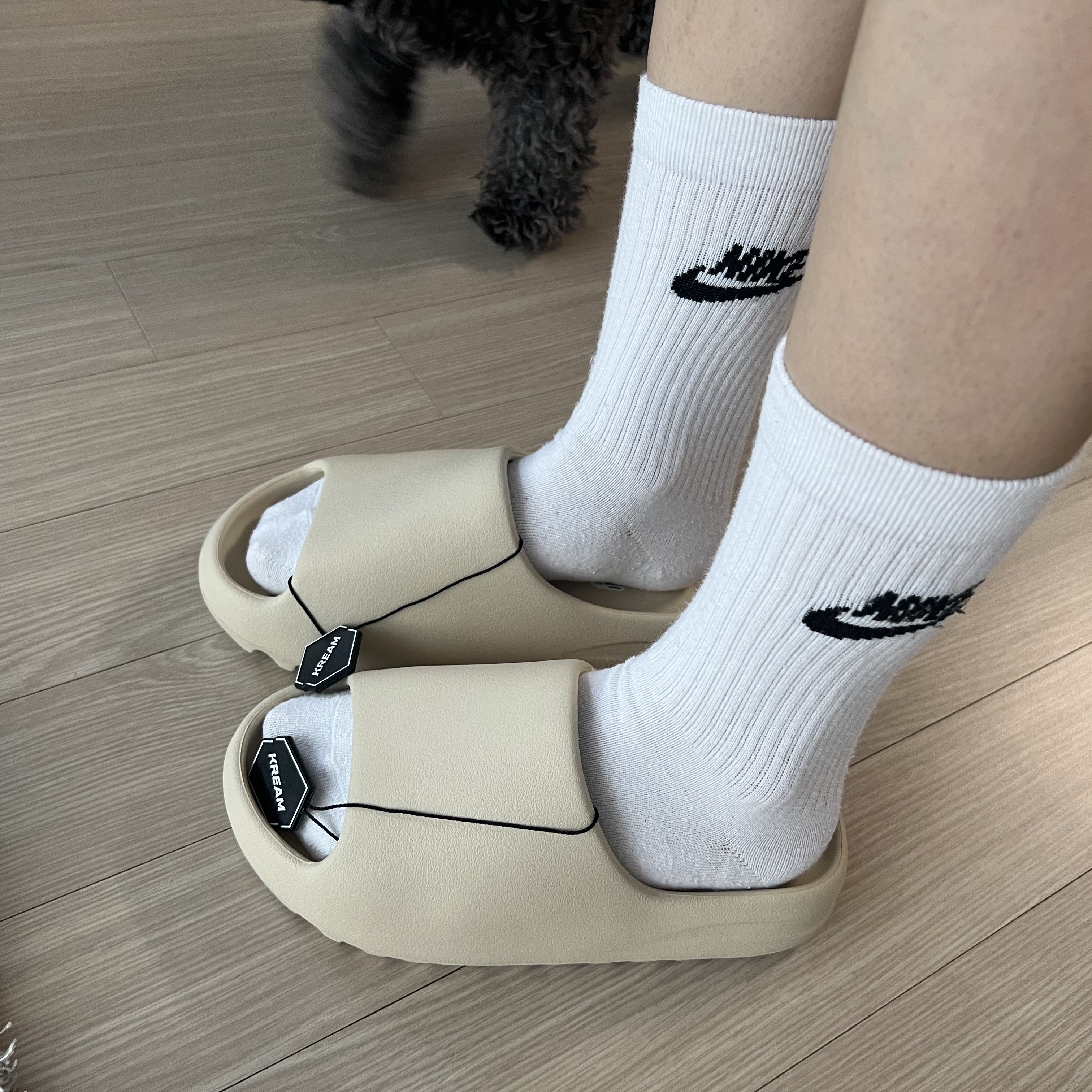 Adidas Yeezy Slide Bone 2022/2023 착용 스타일 - 3