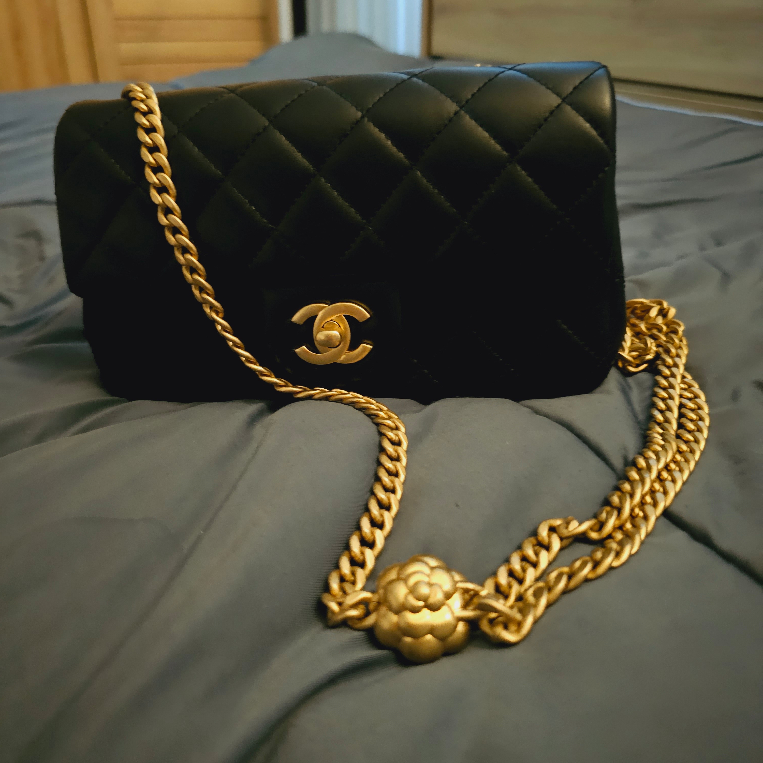 Chanel Mini Flap Bag Lambskin & Gold Black 착용 스타일