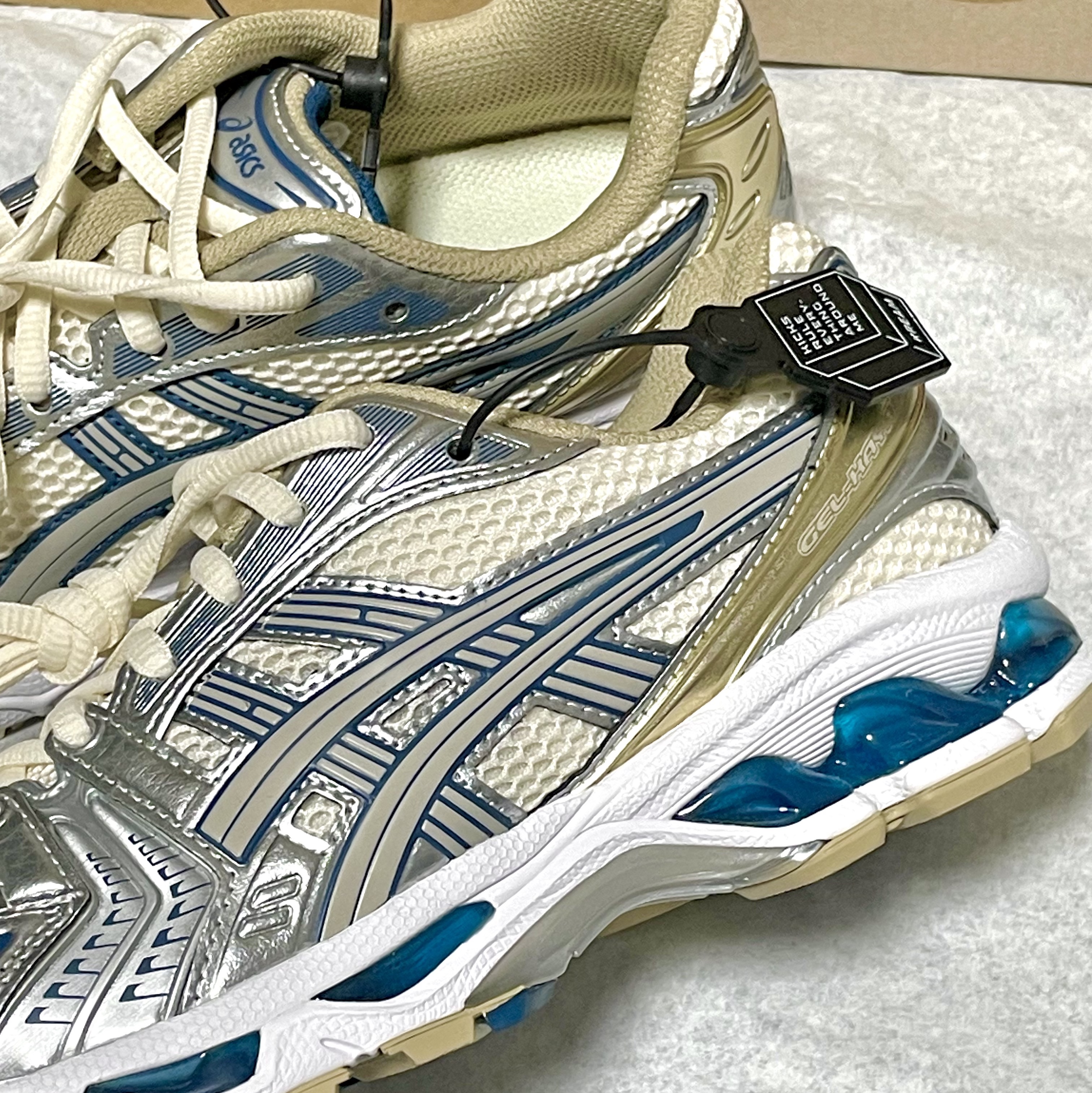 Asics Gel-Kayano 14 Cream Pure Silver 착용 스타일 - 2
