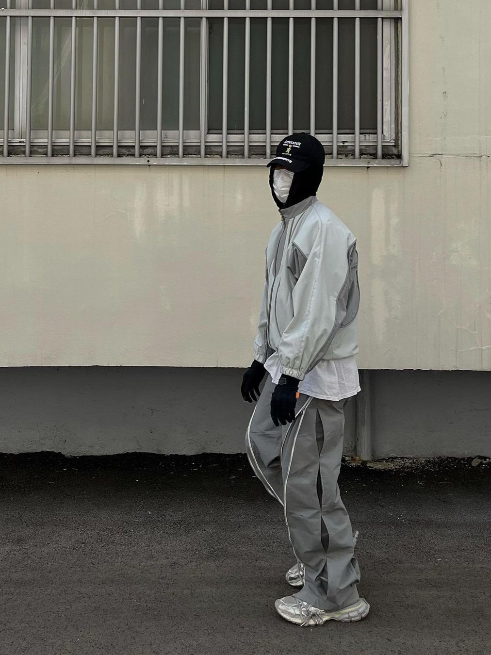 [KREAM 단독] AOP Kukano Shell Pants Grey, Balenciaga 3XL Sneakers Light Beige 착용 스타일 - 1
