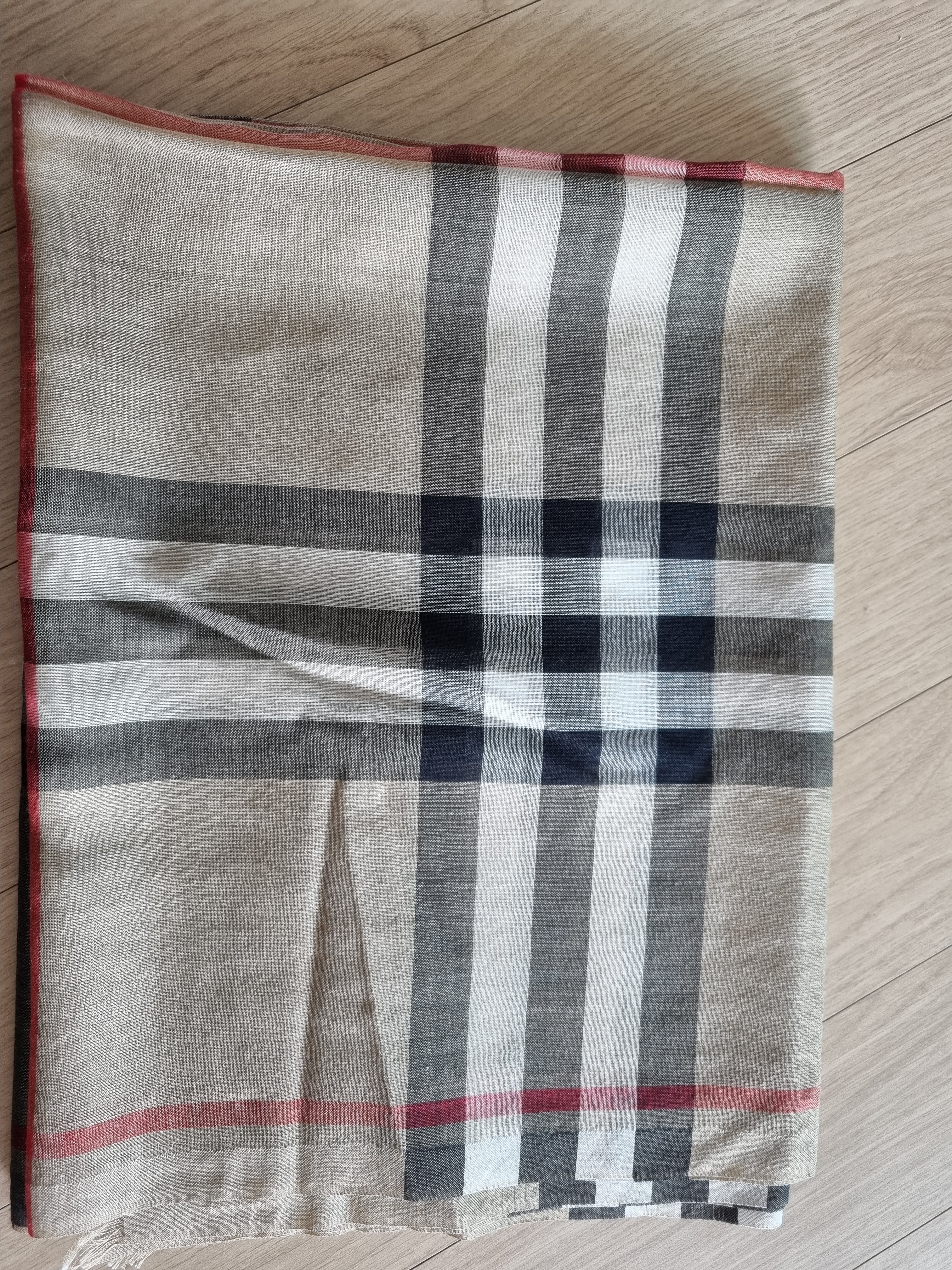 Burberry Lightweight Check Wool and Silk Scarf Archive Beige 착용 스타일