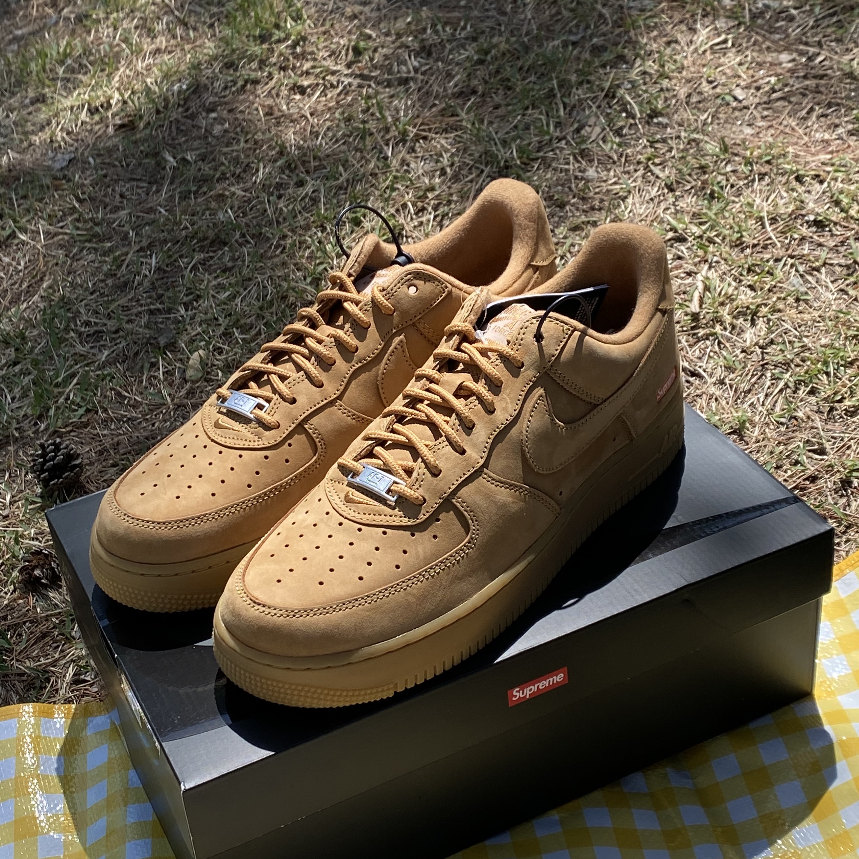 Nike x Supreme Air Force 1 Low Flax 착용 스타일