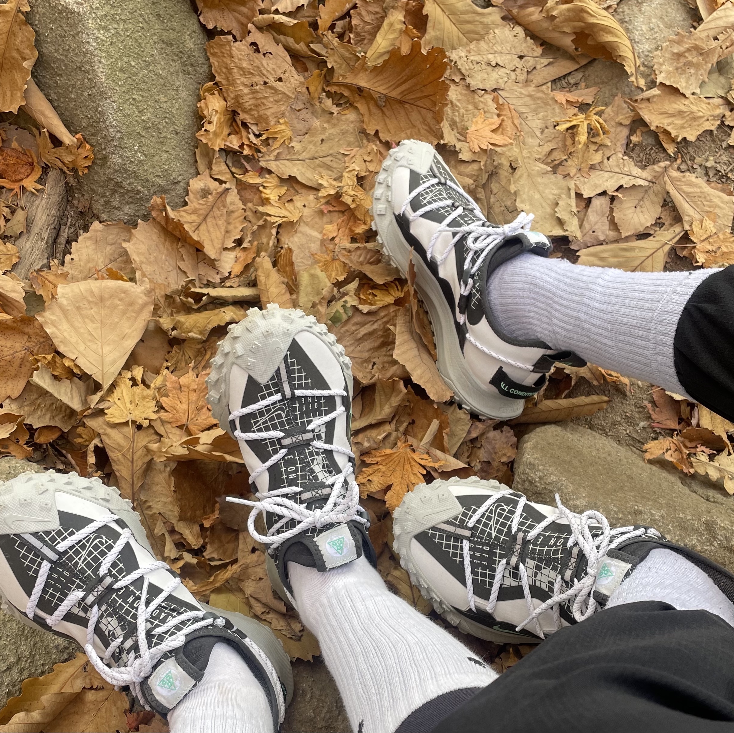 Nike ACG Mountain Fly Low SE White and Black 착용 스타일