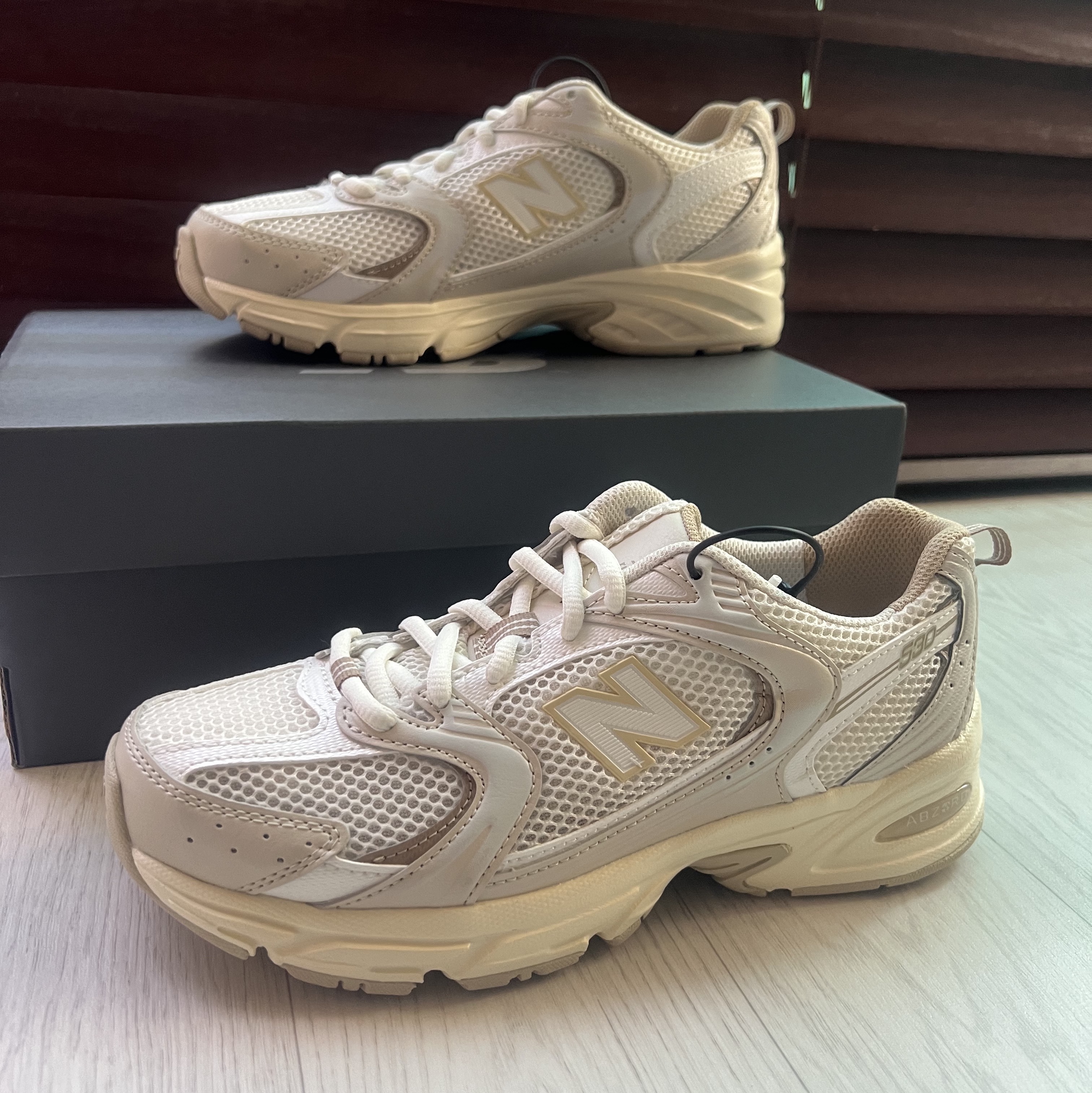 New Balance 530 Beige Angora 착용 스타일