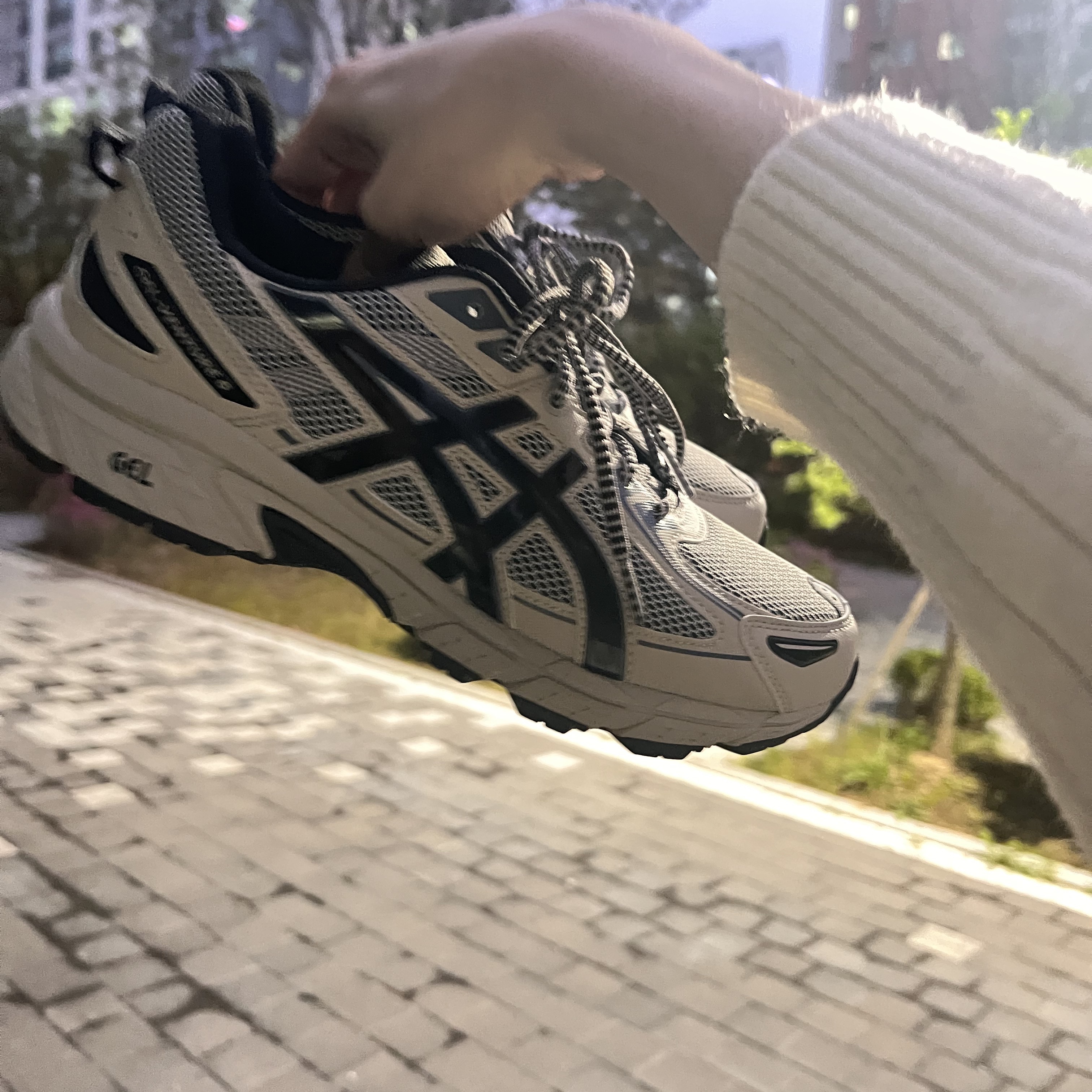 Asics Gel-Venture 6 Feather Grey Black 착용 스타일