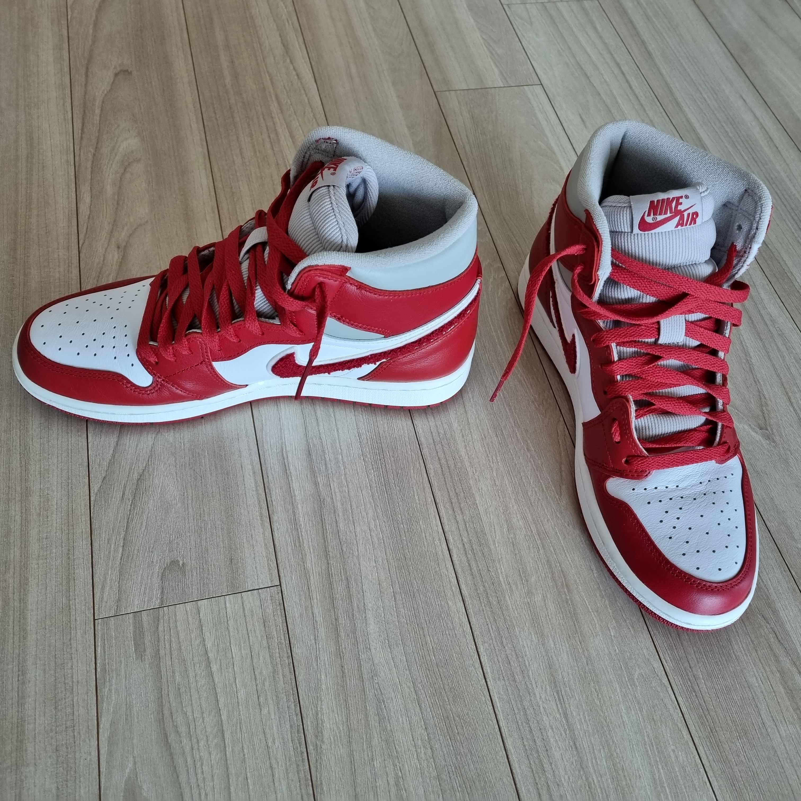 (W) Jordan 1 Retro High OG Varsity Red 착용 스타일
