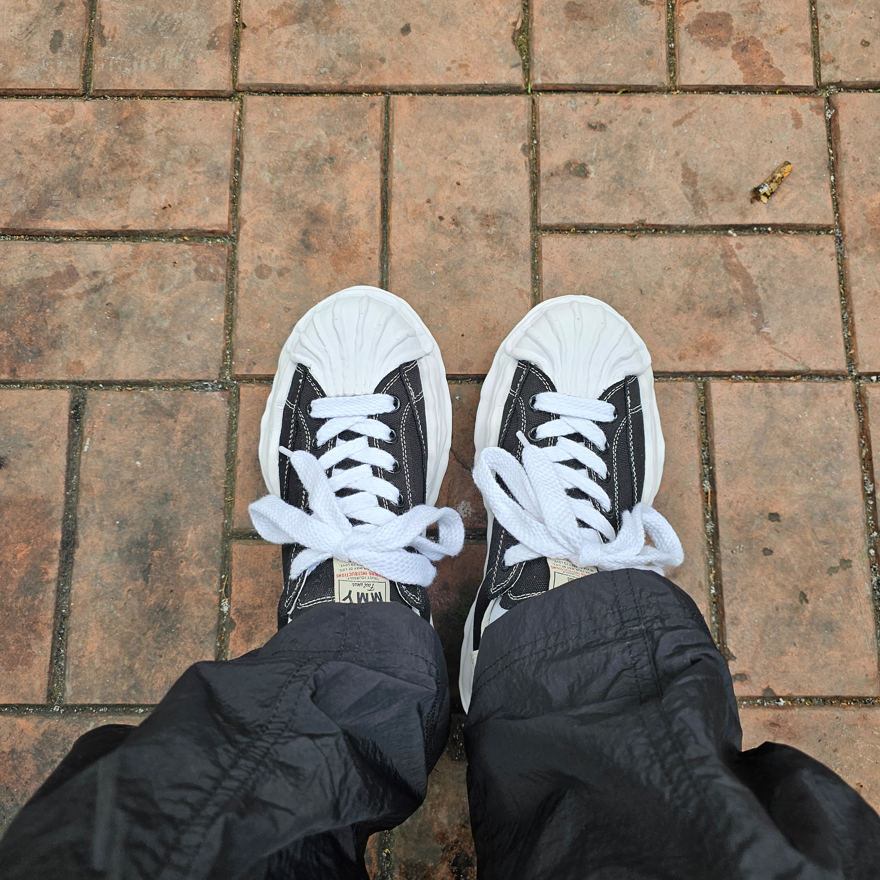 Maison Mihara Yasuhiro Blakey OG Sole Canvas Low-top Sneakers Black White 착용 스타일 - 1