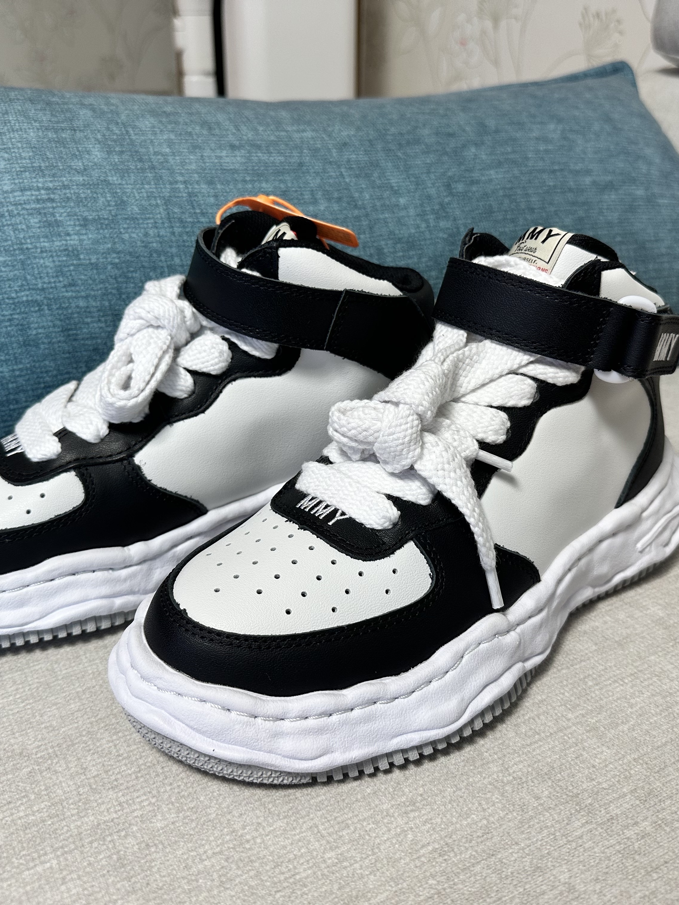 Maison Mihara Yasuhiro Wayne OG Sole Leather High-top Sneakers Black White, Nike ACG Cargo Shorts Black - Asia 착용 스타일 - 4