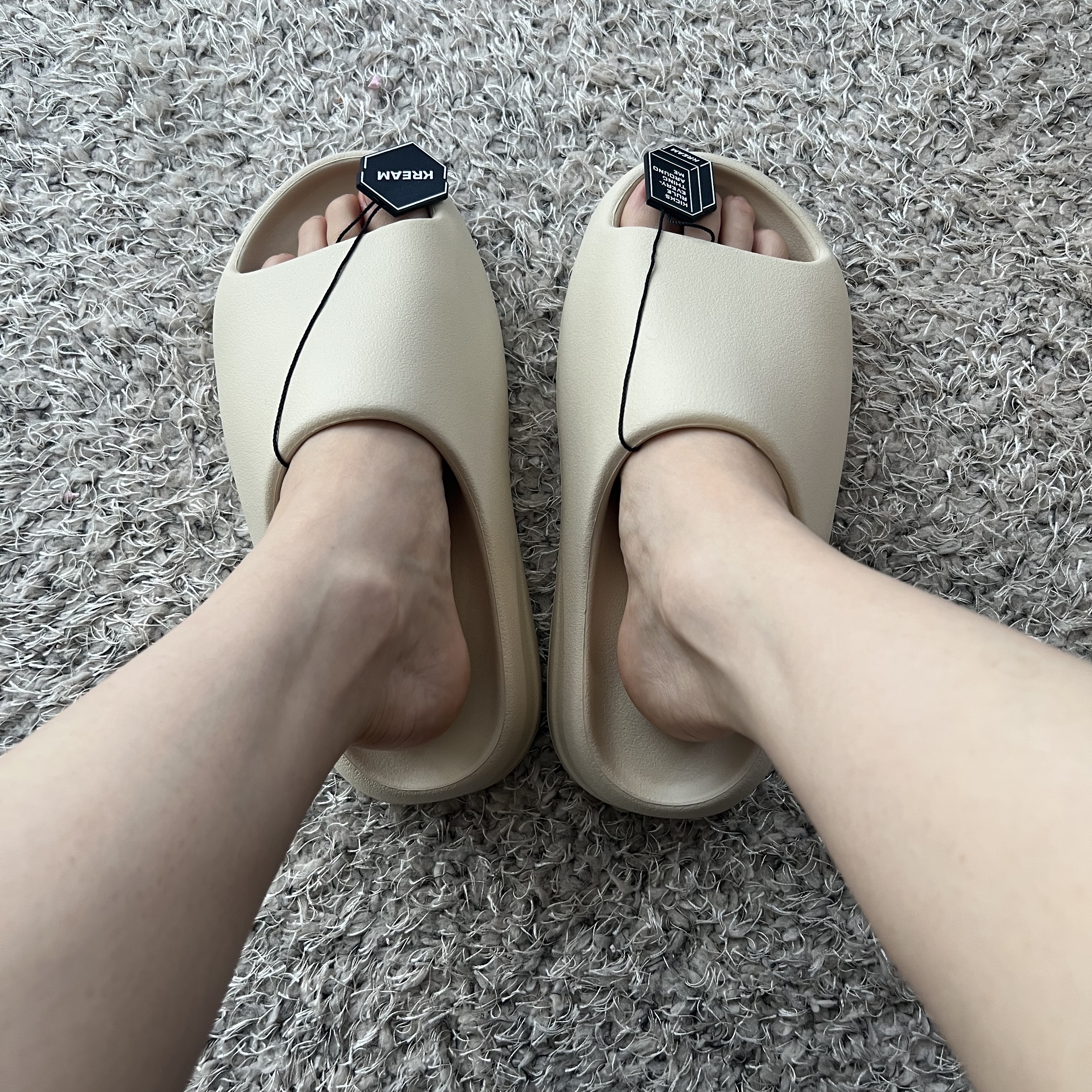 Adidas Yeezy Slide Bone 2022/2023 착용 스타일 - 5