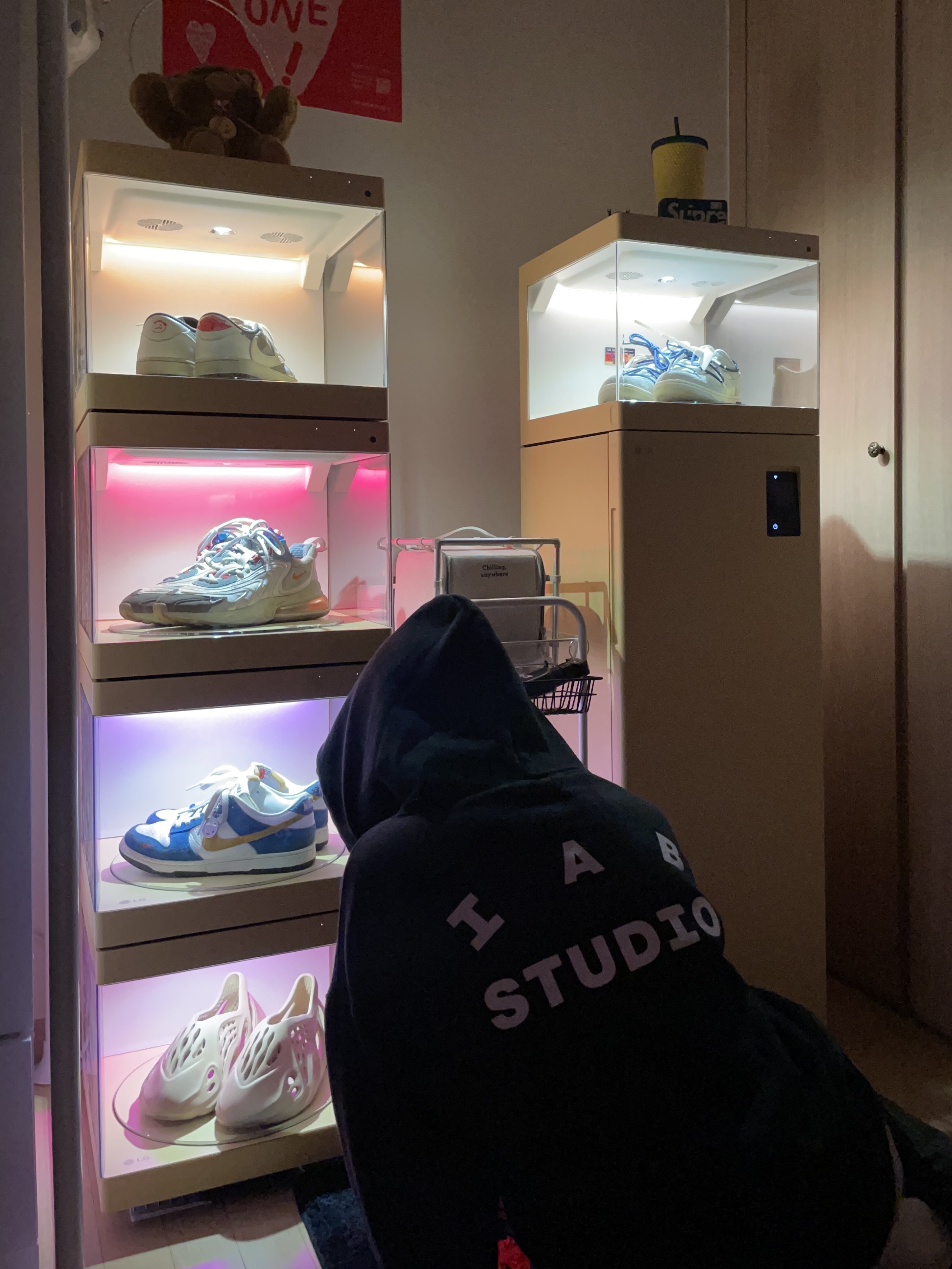 IAB Studio Hoodie Black White, Adidas Yeezy Foam RNNR Ochre 착용 스타일 - 2