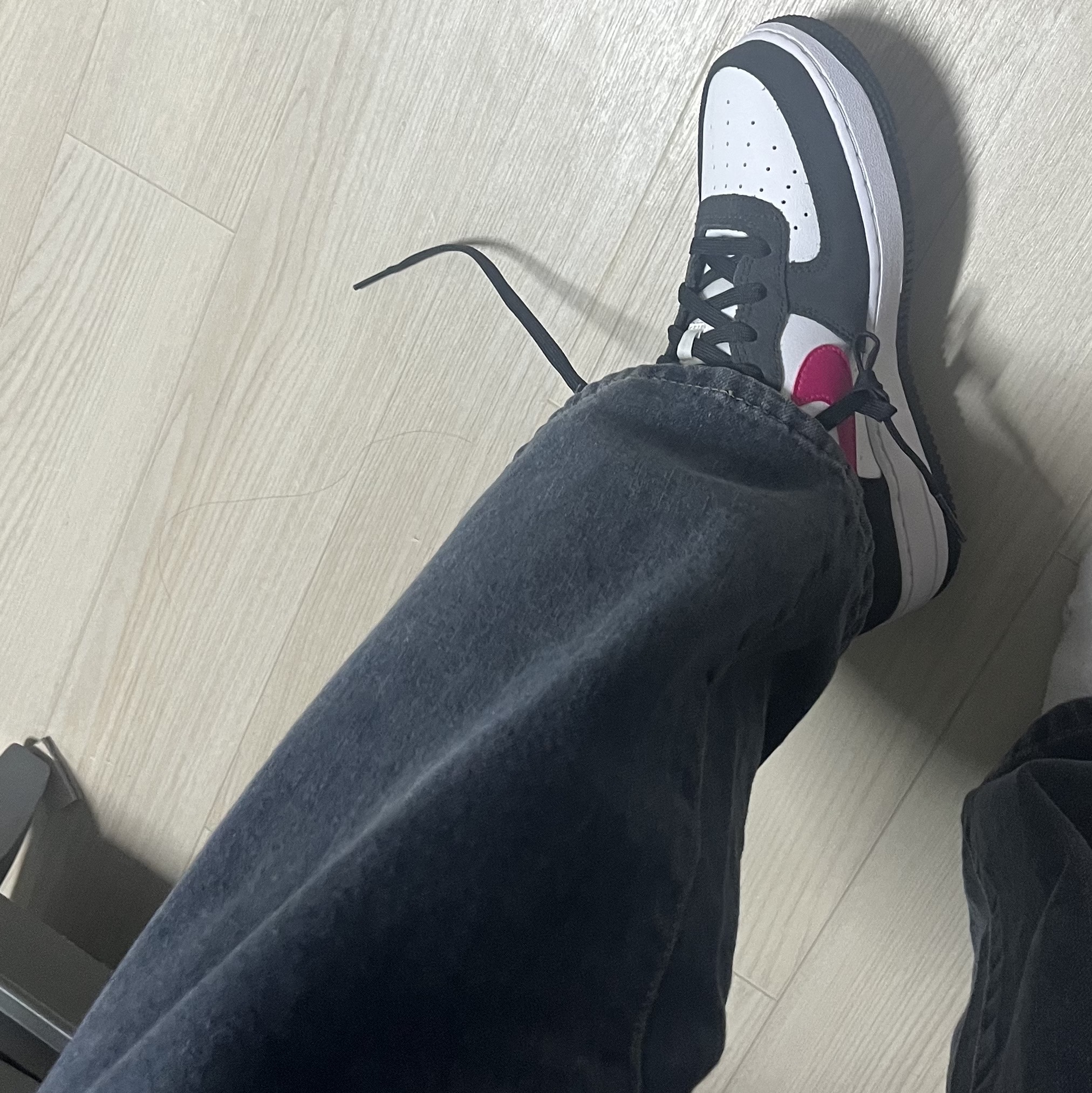 (GS) Nike Air Force 1 LV8 Athletic Club Black Pink Prime 착용 스타일