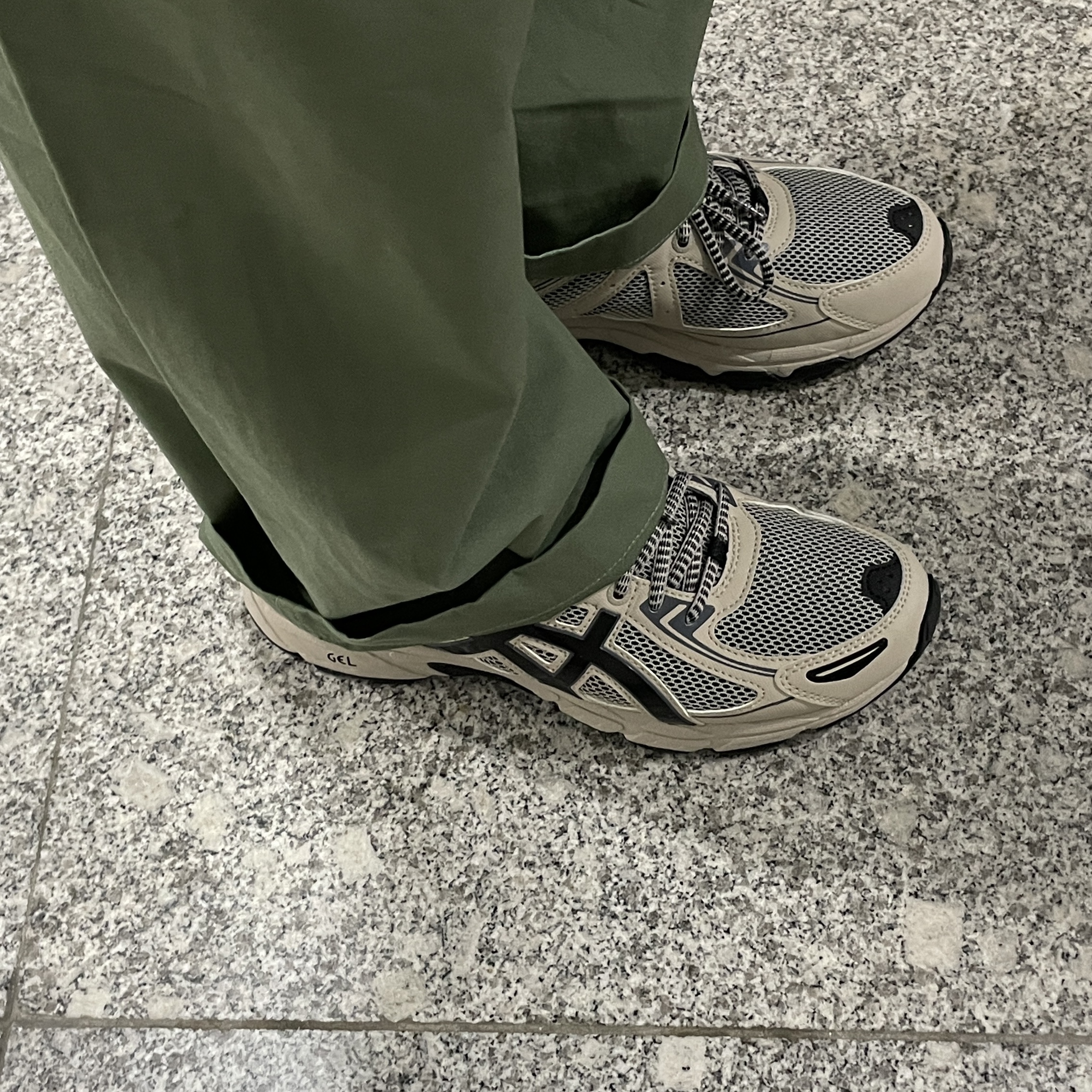 Asics Gel-Venture 6 Feather Grey Black 착용 스타일 - 1