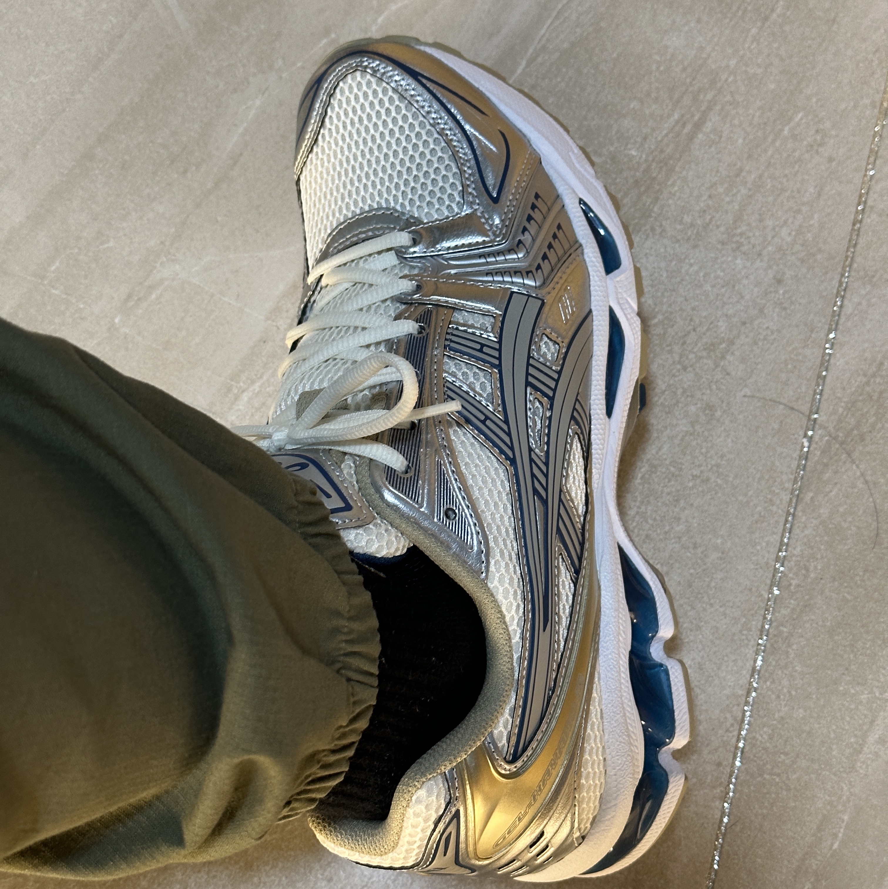 Asics Gel-Kayano 14 Cream Pure Silver 착용 스타일