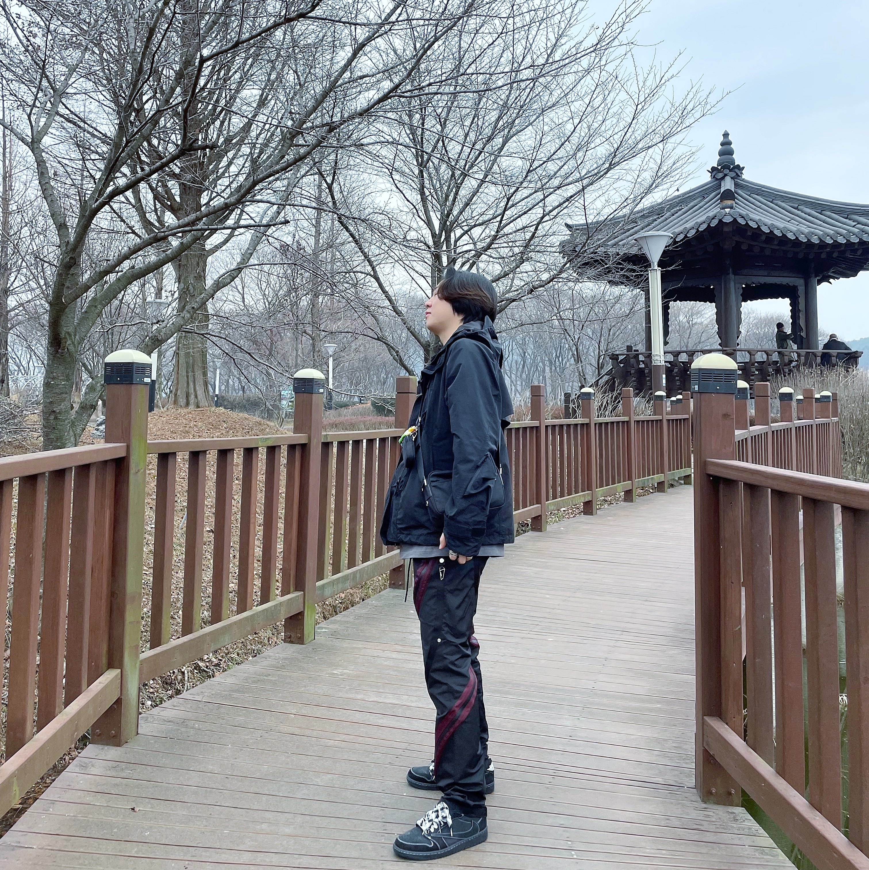 Jordan 1 x Travis Scott Retro Low OG SP Black Phantom, Undermycar Rikan Multi Pocket Casual Jacket Phantom - 21FW 착용 스타일