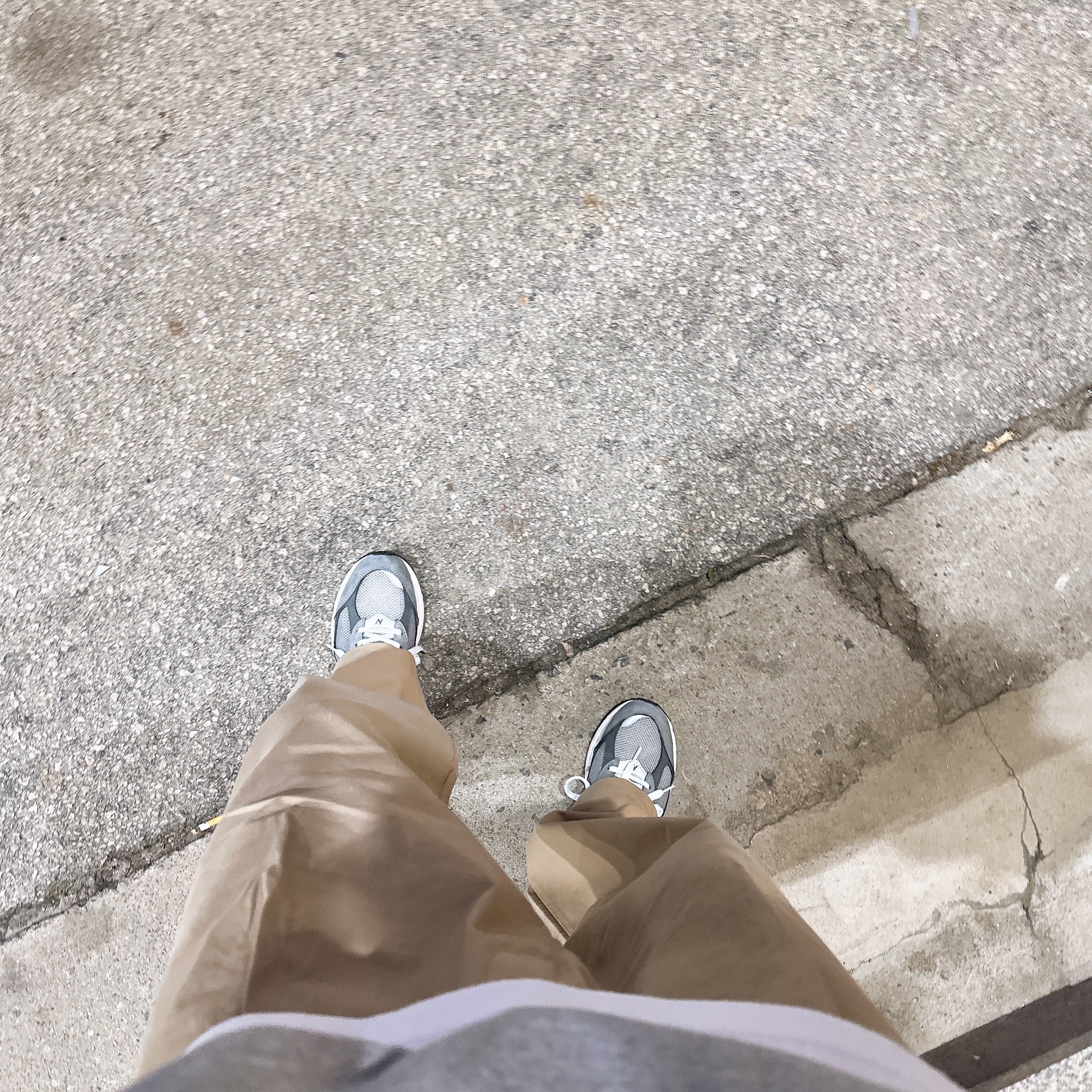 New Balance 2002R Premium Vintage Grey 착용 스타일