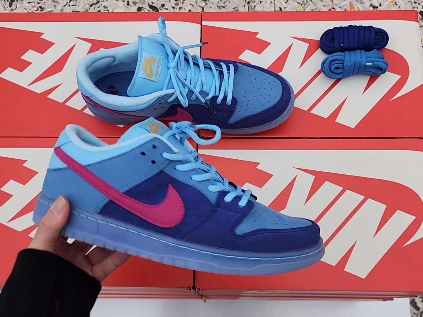 Nike x Run The Jewels SB Dunk Low Deep Royal Blue and Active Pink 착용 스타일 - 3