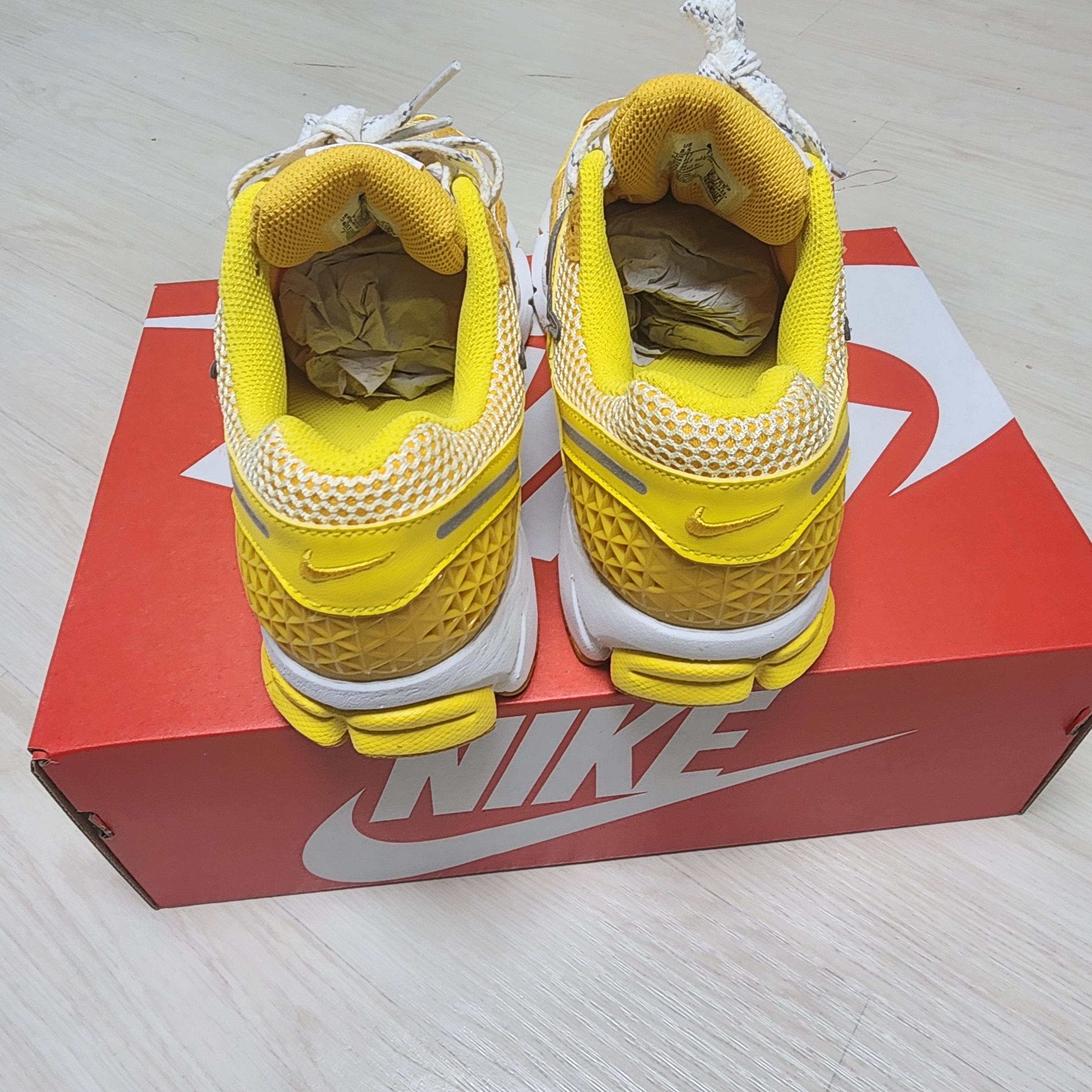 Nike Zoom Vomero 5 Yellow Ochre 착용 스타일 - 3