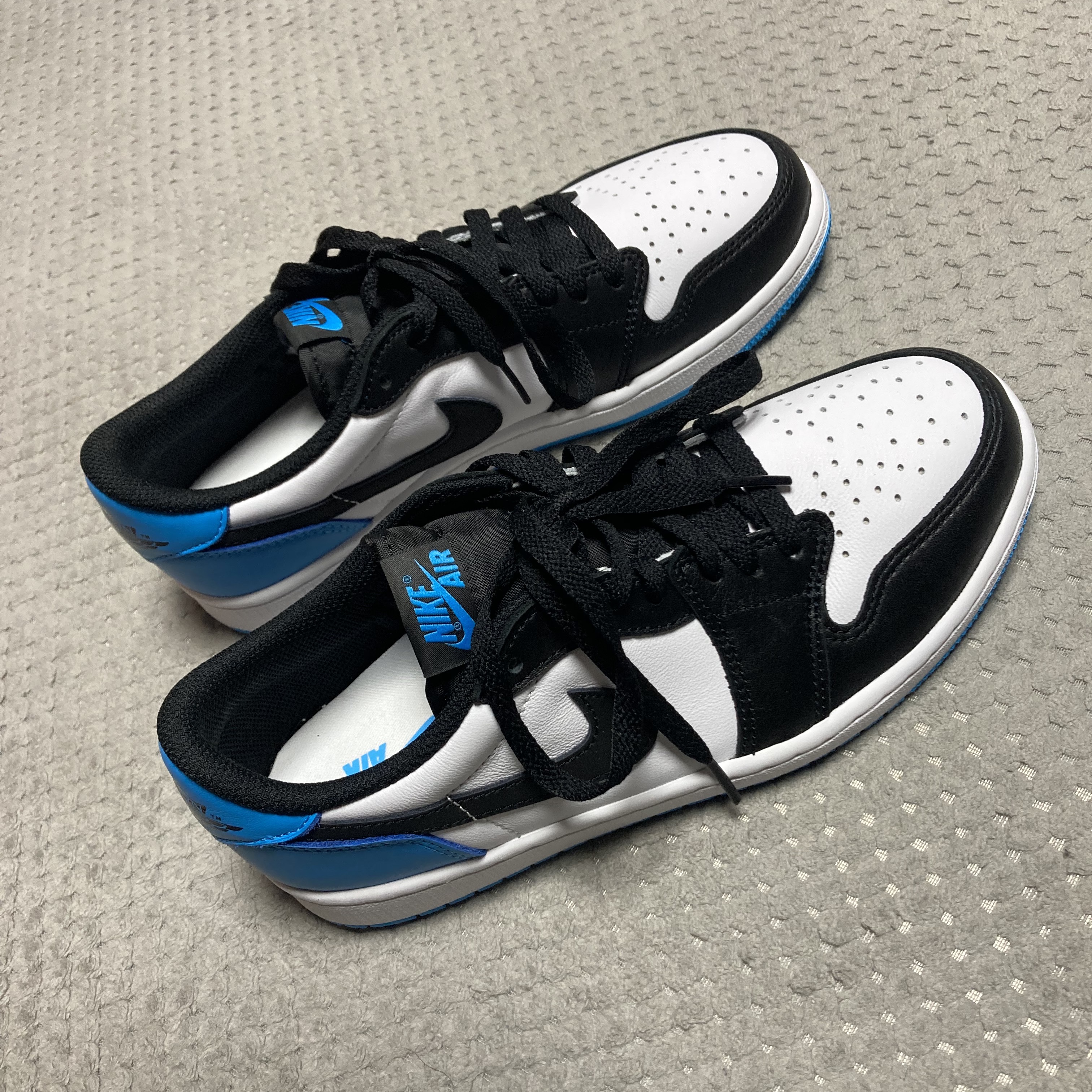 Jordan 1 Retro Low OG Black and Dark Powder Blue 착용 스타일