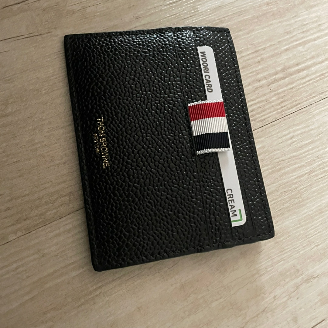 Thom Browne Pebble Grain Leather Stripe Note Compartment Card Holder Black 착용 스타일