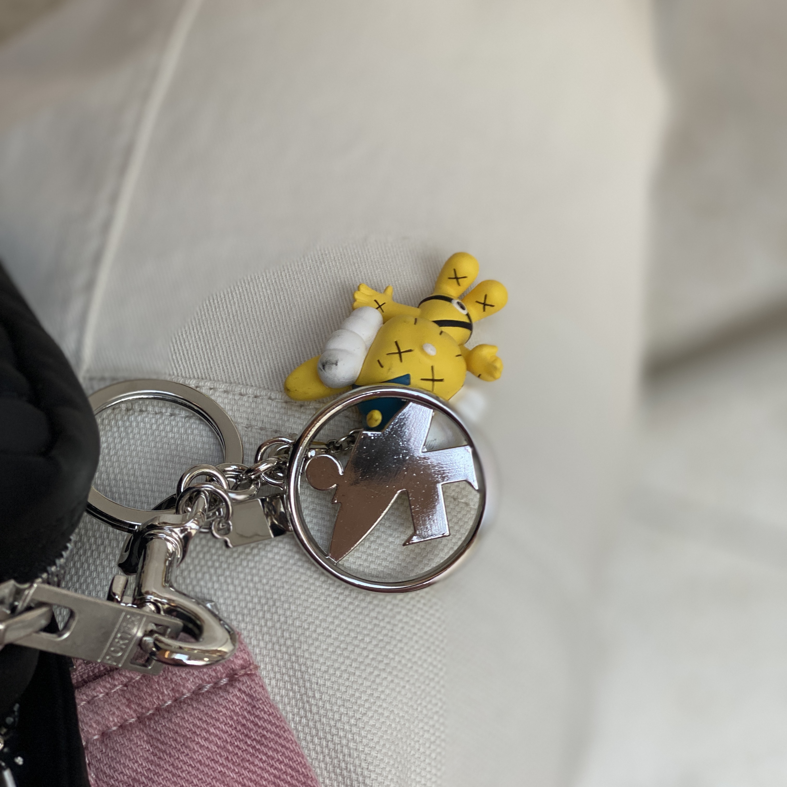 Kaws Tokyo First JPP Keychain Yellow, Stussy Surfman Keychain Silver 착용 스타일
