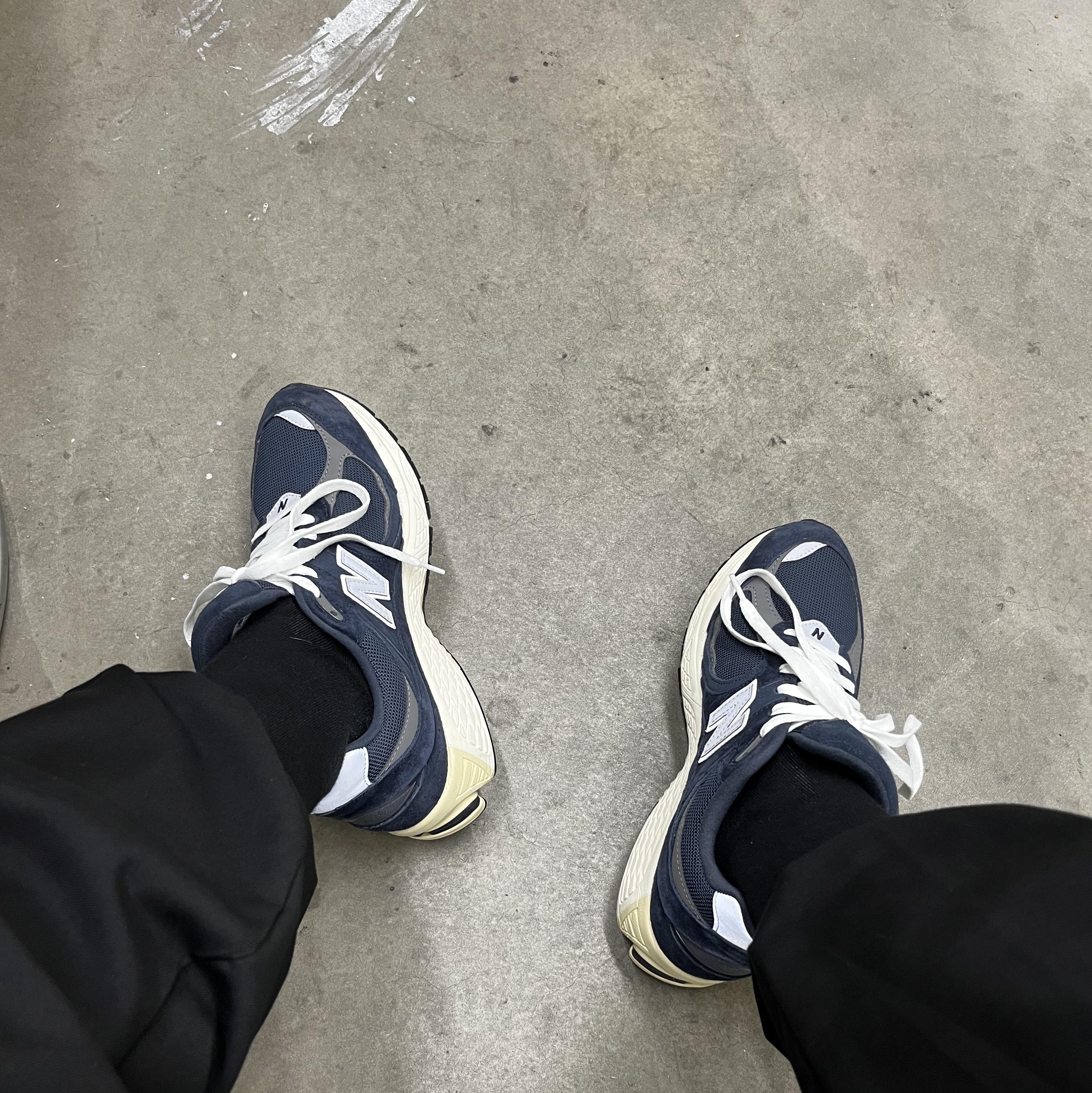 New Balance 2002R Eclipse Castlerock 착용 스타일
