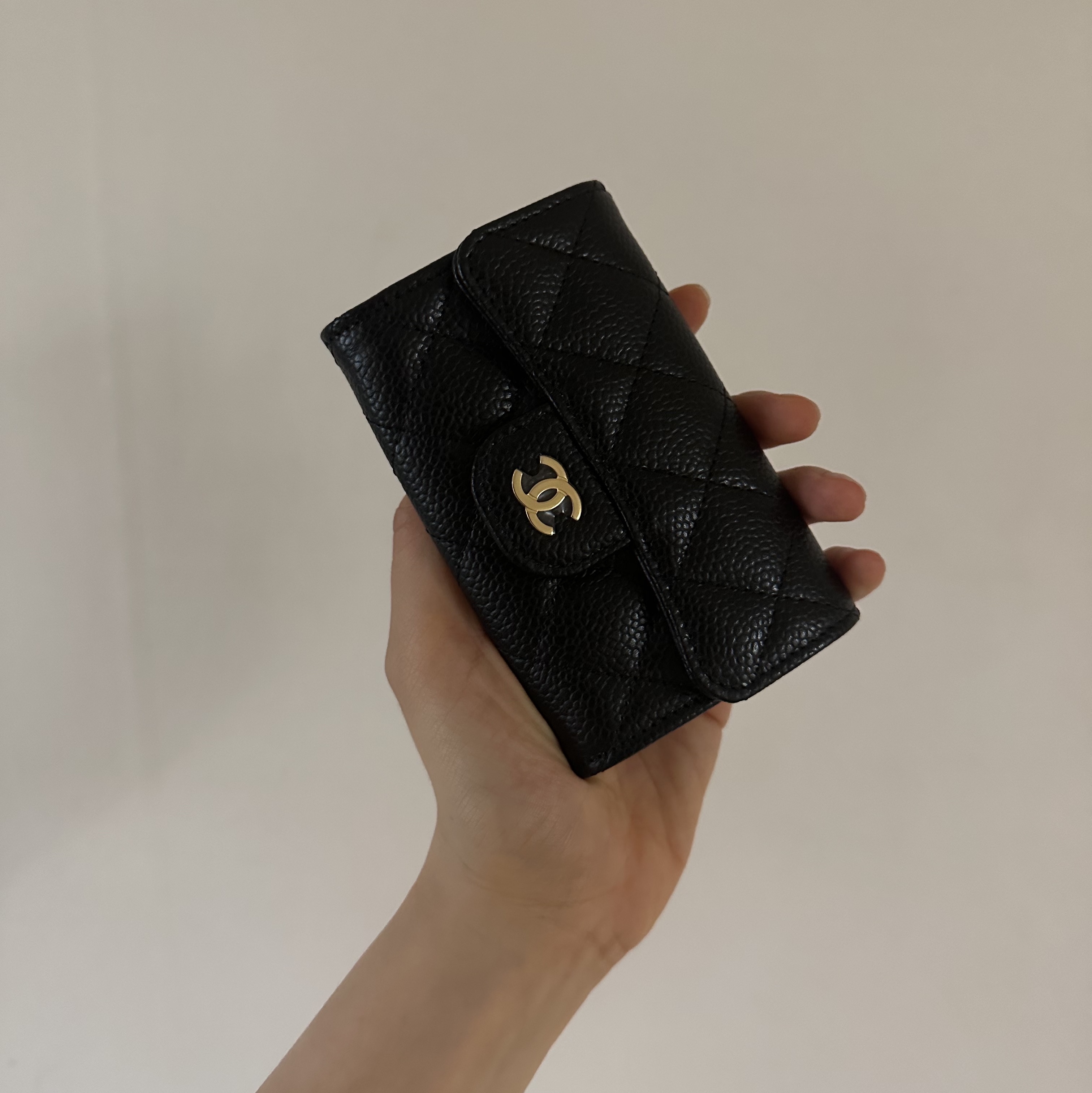 Chanel Classic Card Holder Grained Calfskin & Gold Black 착용 스타일
