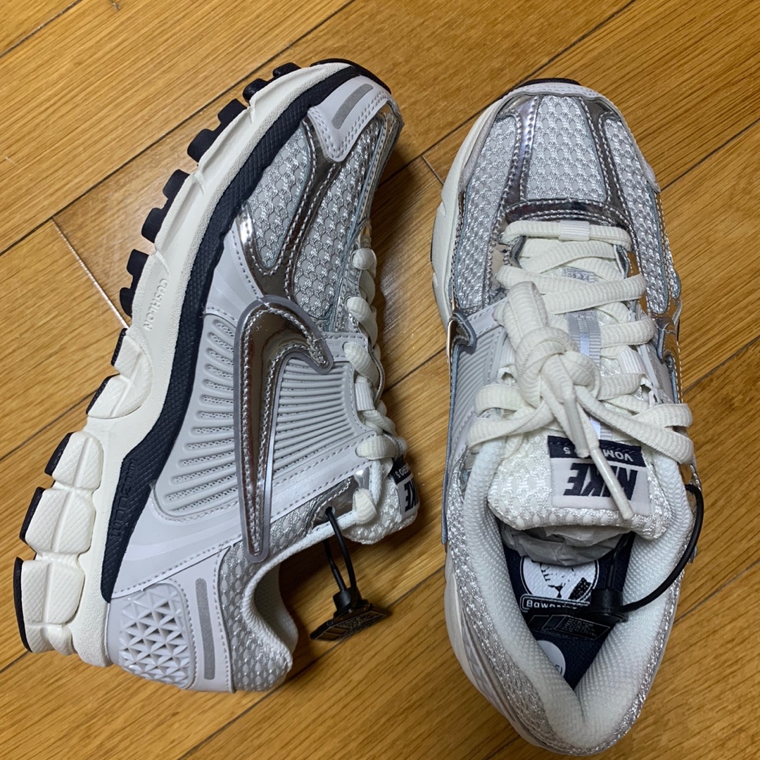 (W) Nike Zoom Vomero 5 Photon Dust and Metallic Silver 착용 스타일 - 2
