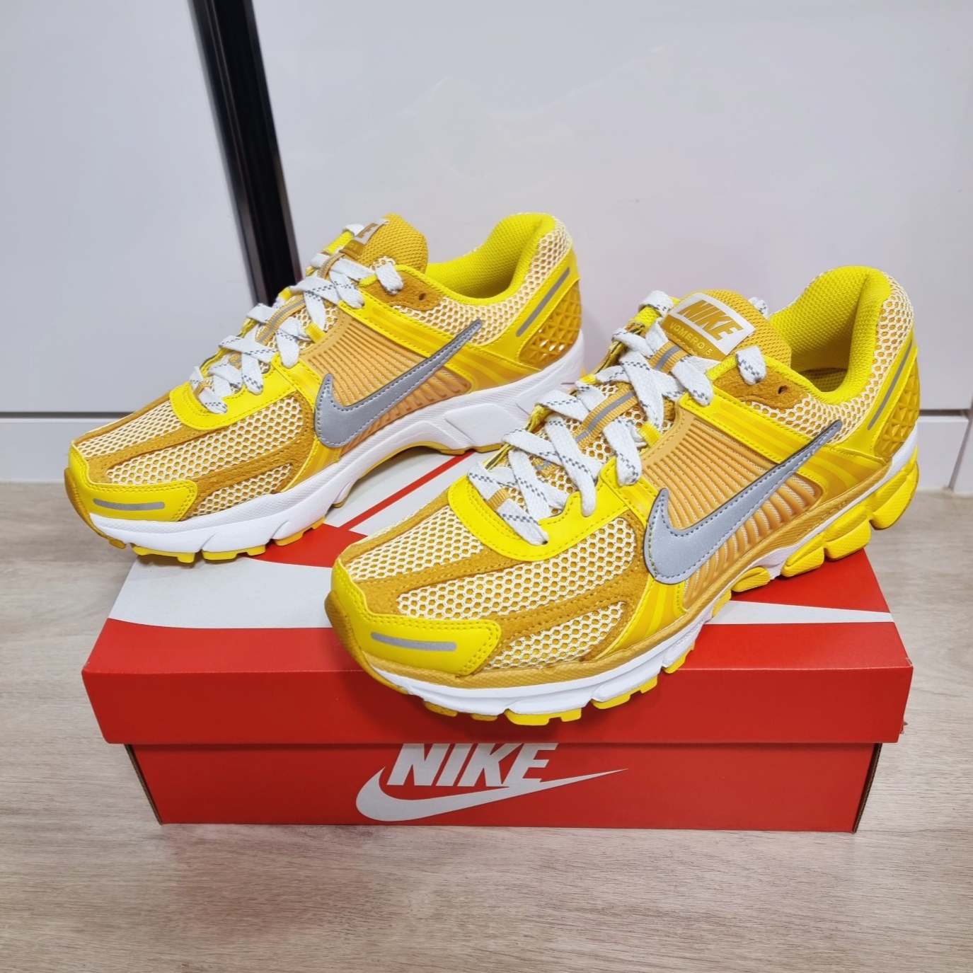 Nike Zoom Vomero 5 Yellow Ochre 착용 스타일