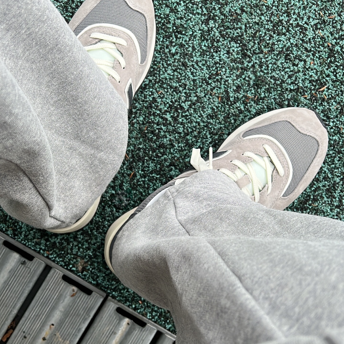 New Balance 574 Legacy Grey 착용 스타일