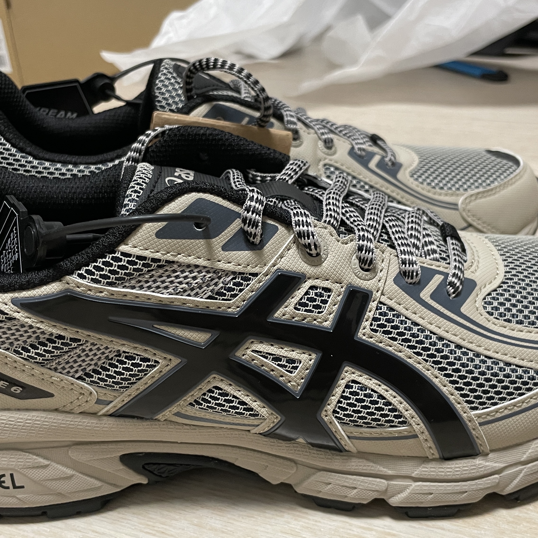 Asics Gel-Venture 6 Feather Grey Black 착용 스타일 - 1