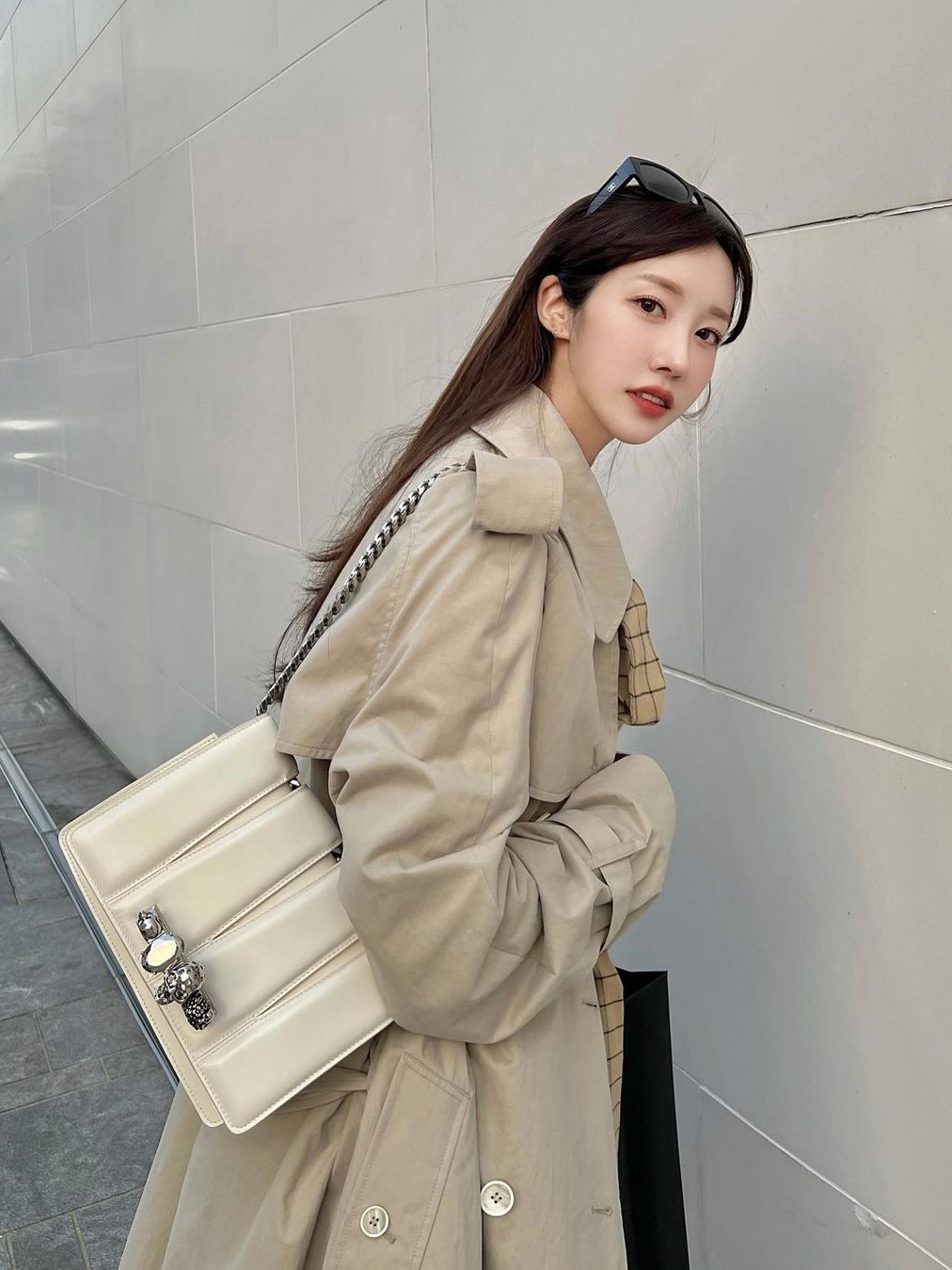Alexander McQueen Slash Bag Ivory 착용 스타일