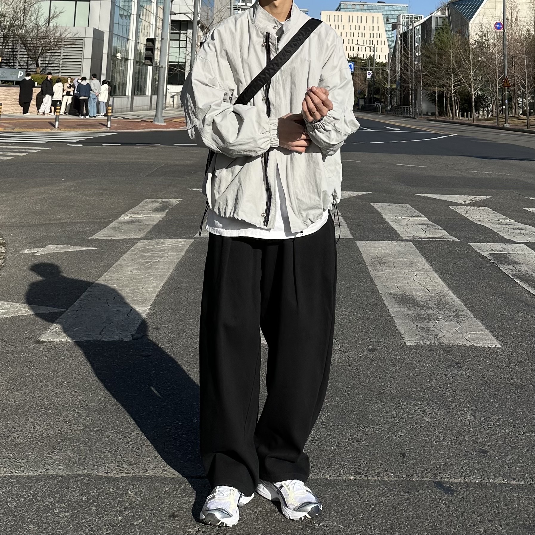 (W) Asics Gel-Kayano 14 White Midnight, Porter Tanker Shoulder Bag S Black 착용 스타일 - 2