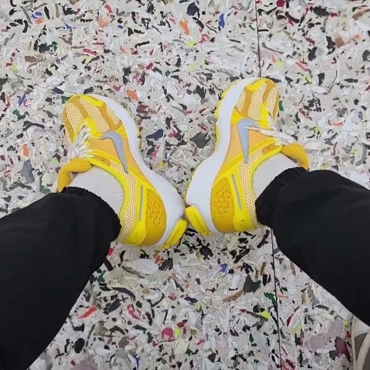 Nike Zoom Vomero 5 Yellow Ochre 착용 스타일 - 3