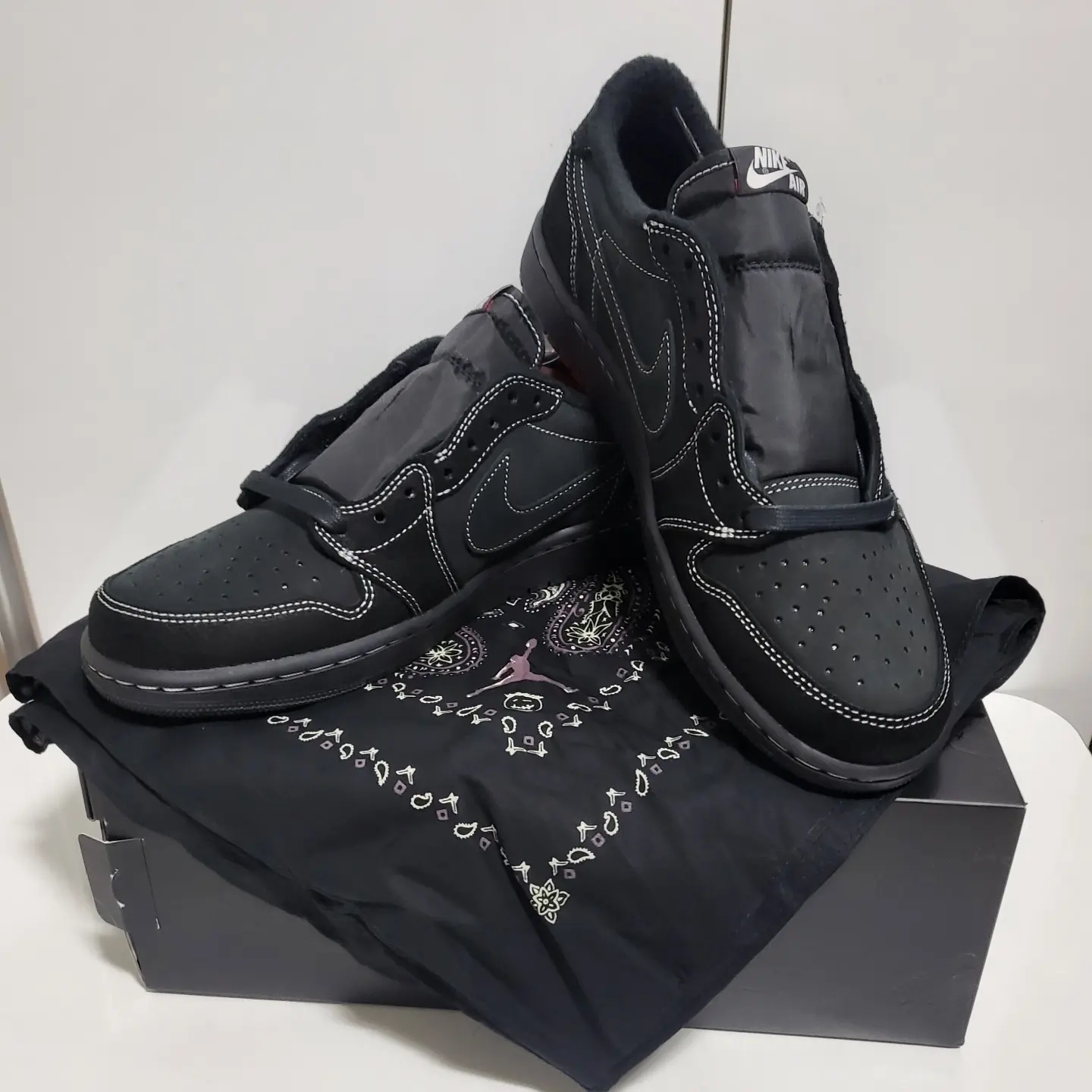 Jordan 1 x Travis Scott Retro Low OG SP Black Phantom 착용 스타일