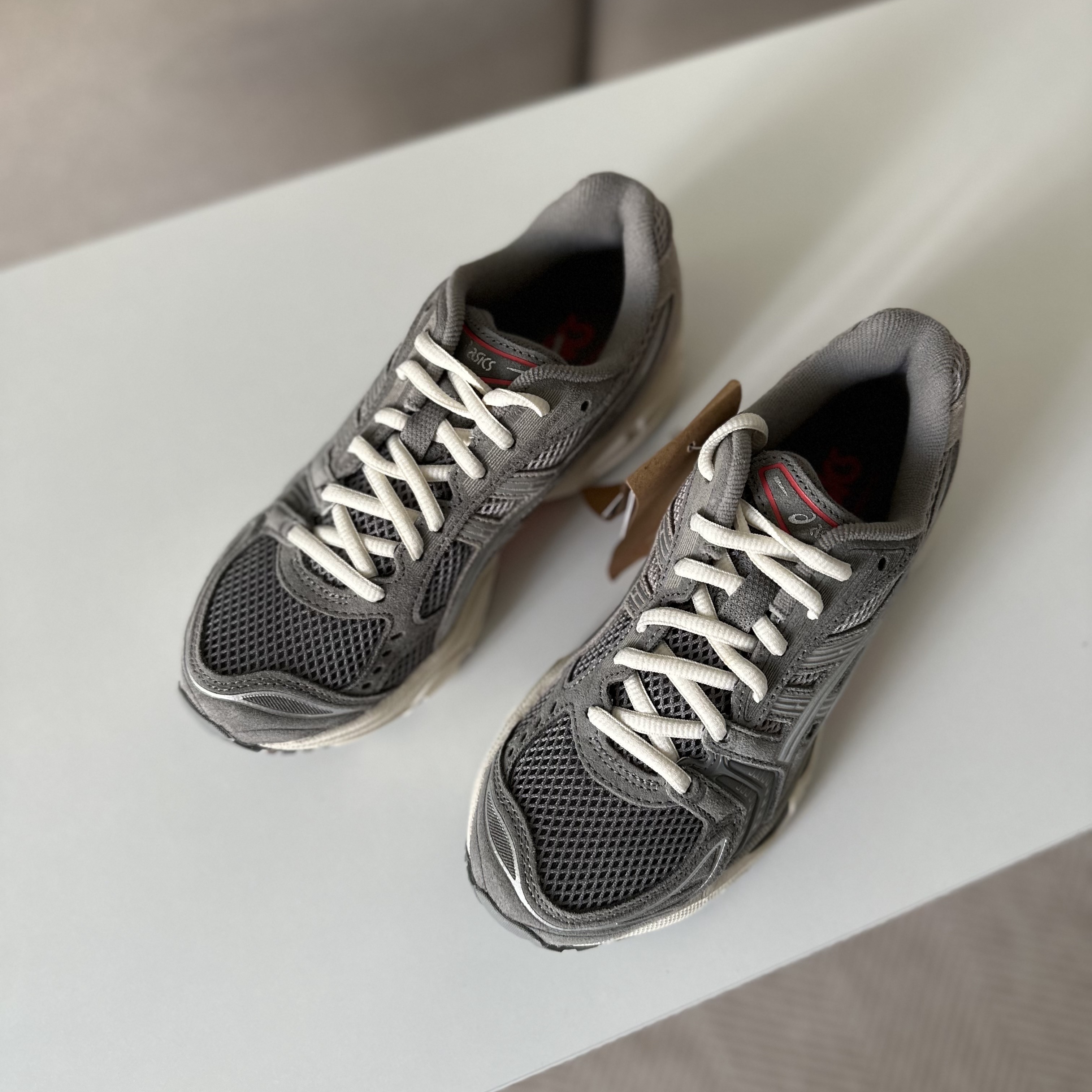 Asics Gel-Kayano 14 Clay Grey Pure Silver 착용 스타일 - 1