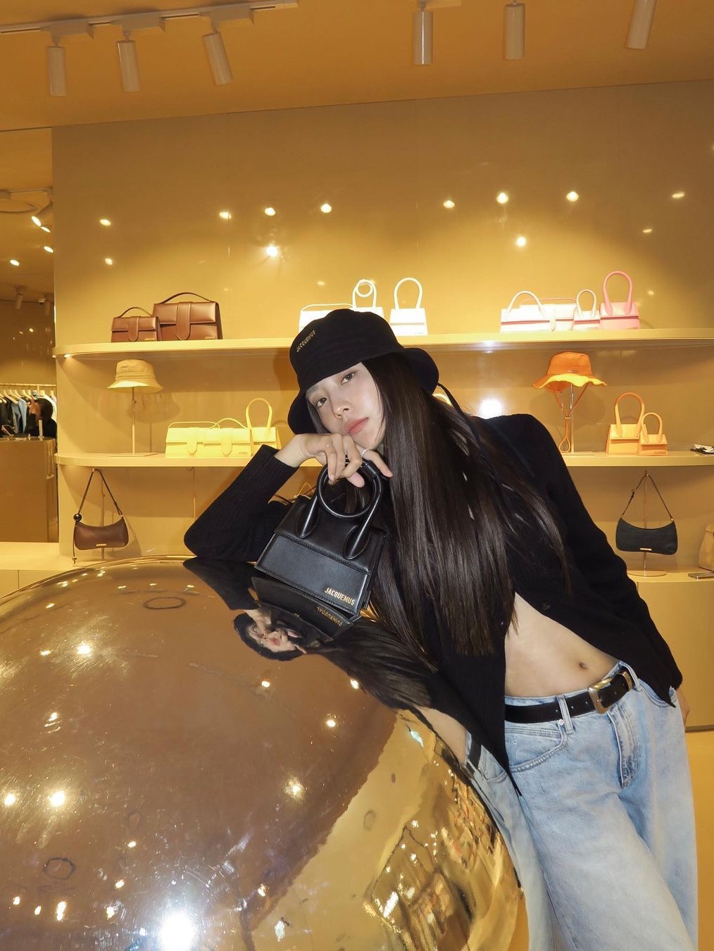Jacquemus Le Chiquito Noeud Coiled Leather Handbag Black 착용 스타일 - 1