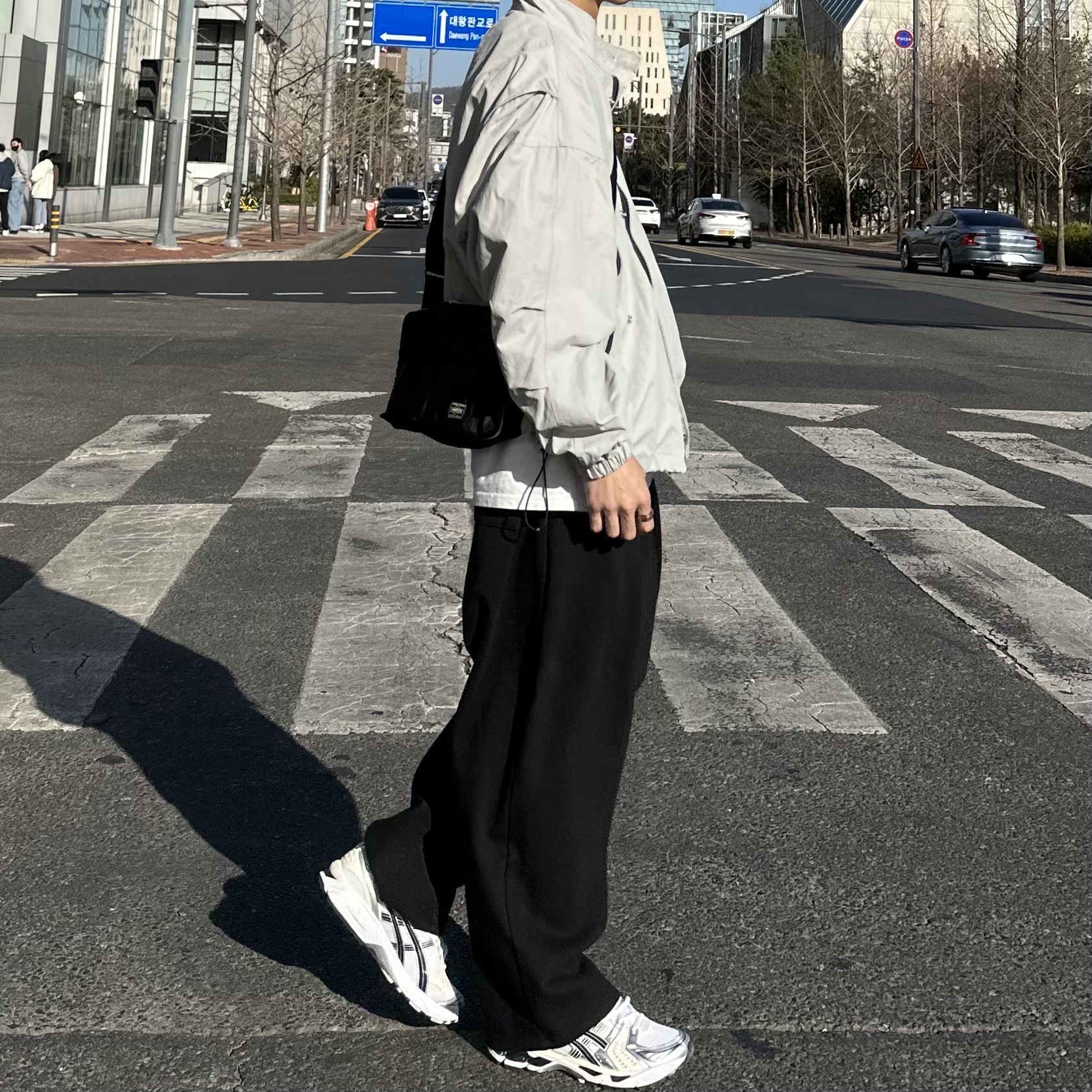 (W) Asics Gel-Kayano 14 White Midnight, Porter Tanker Shoulder Bag S Black 착용 스타일 - 3